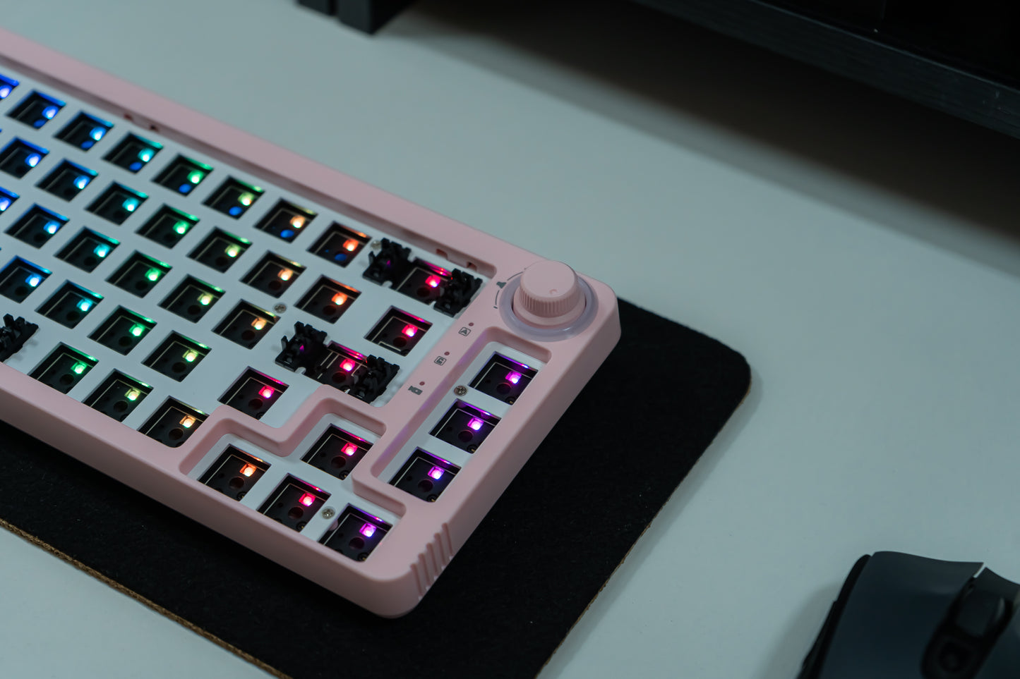 KF068 WITH PBT ARTIC KEYCAPS / WIRELESS ASSEMBLED 65% HOT-SWAP MECHANICAL KEYBOARD
