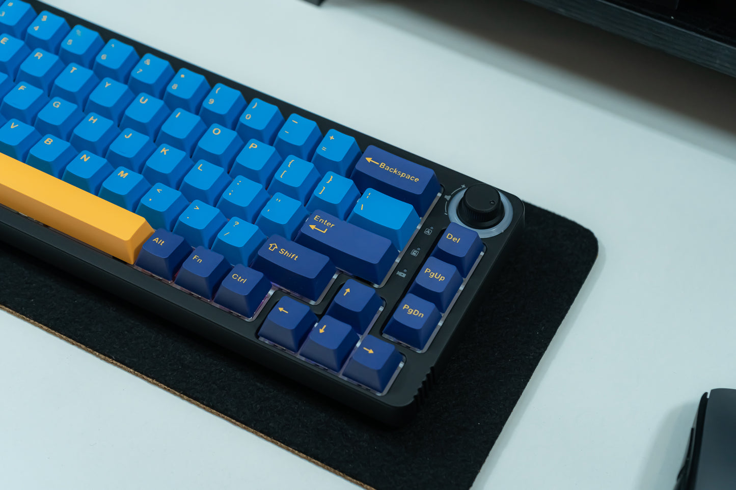 KF068 WITH PBT MACAW KEYCAPS / WIRELESS ASSEMBLED 65% HOT-SWAP MECHANICAL KEYBOARD