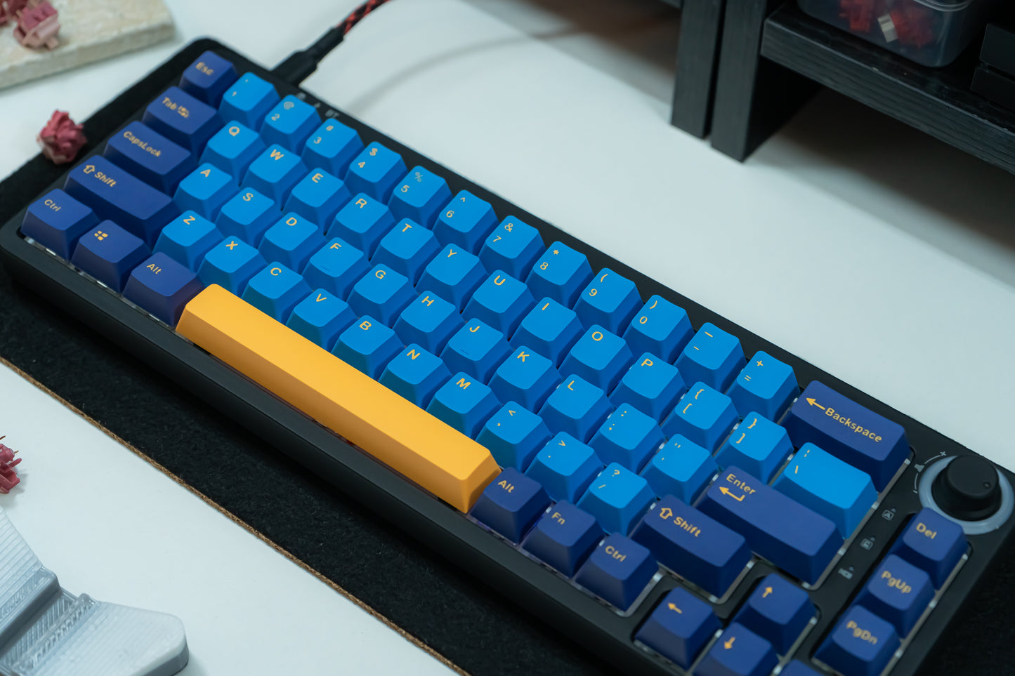 KF068 WITH PBT MACAW KEYCAPS / WIRELESS ASSEMBLED 65% HOT-SWAP MECHANICAL KEYBOARD