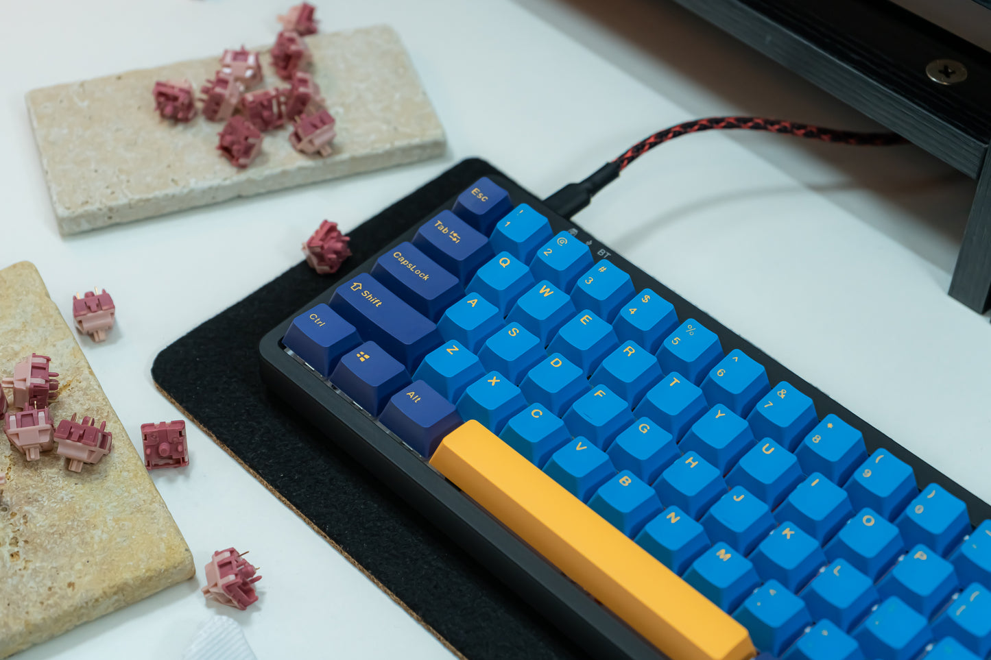 KF068 WITH PBT MACAW KEYCAPS / WIRELESS ASSEMBLED 65% HOT-SWAP MECHANICAL KEYBOARD