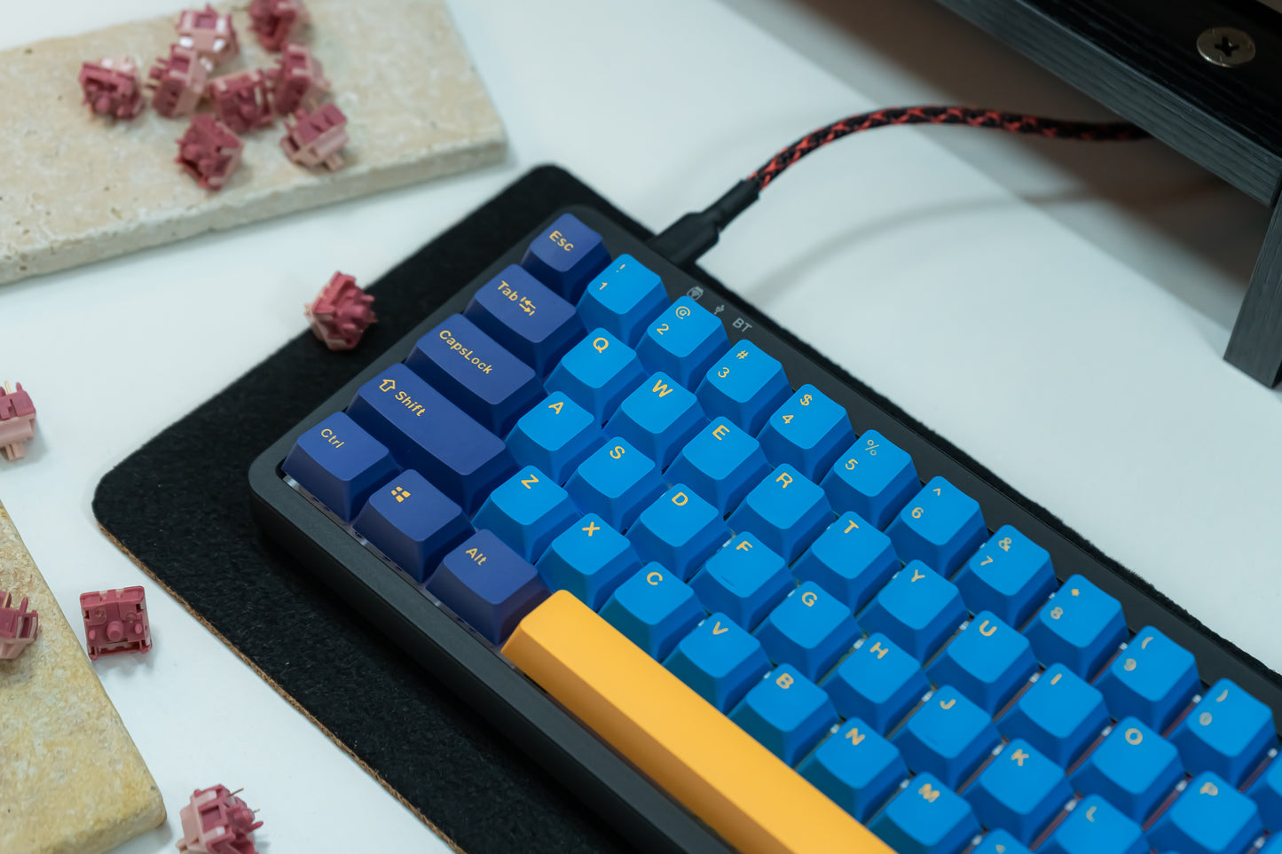 KF068 WITH PBT MACAW KEYCAPS / WIRELESS ASSEMBLED 65% HOT-SWAP MECHANICAL KEYBOARD