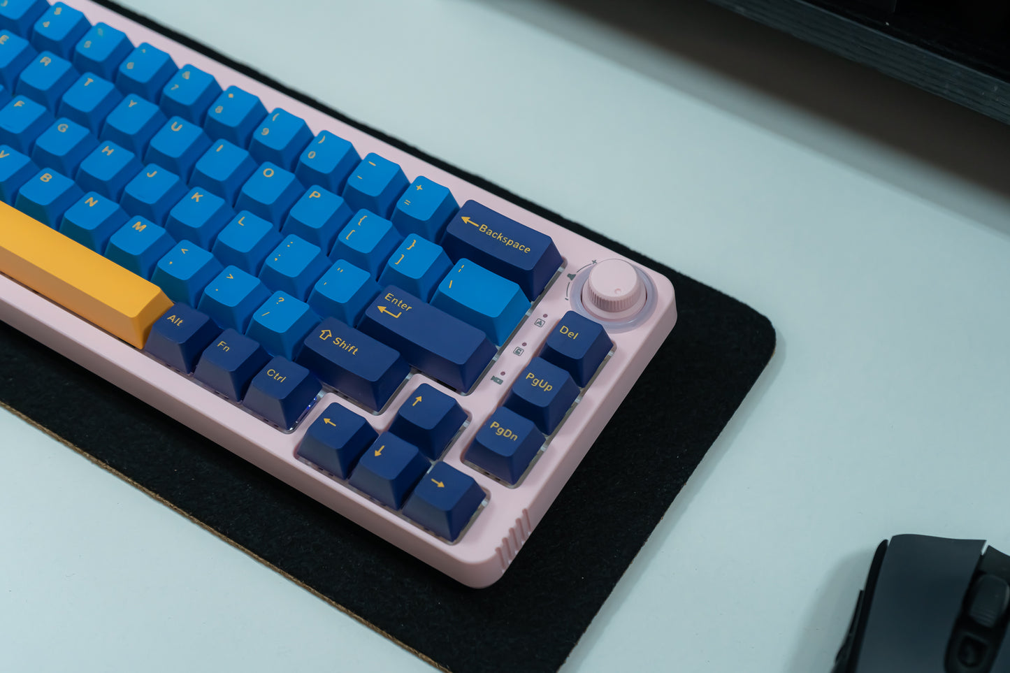 KF068 WITH PBT MACAW KEYCAPS / WIRELESS ASSEMBLED 65% HOT-SWAP MECHANICAL KEYBOARD