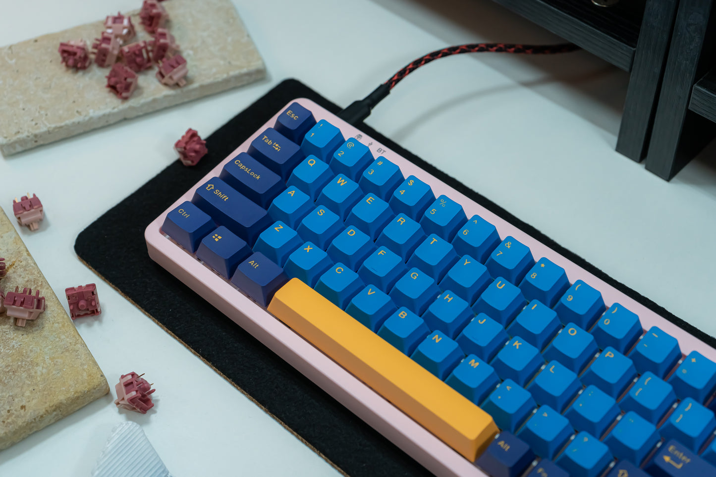 KF068 WITH PBT MACAW KEYCAPS / WIRELESS ASSEMBLED 65% HOT-SWAP MECHANICAL KEYBOARD