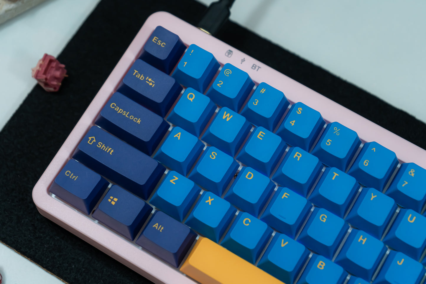 KF068 WITH PBT MACAW KEYCAPS / WIRELESS ASSEMBLED 65% HOT-SWAP MECHANICAL KEYBOARD