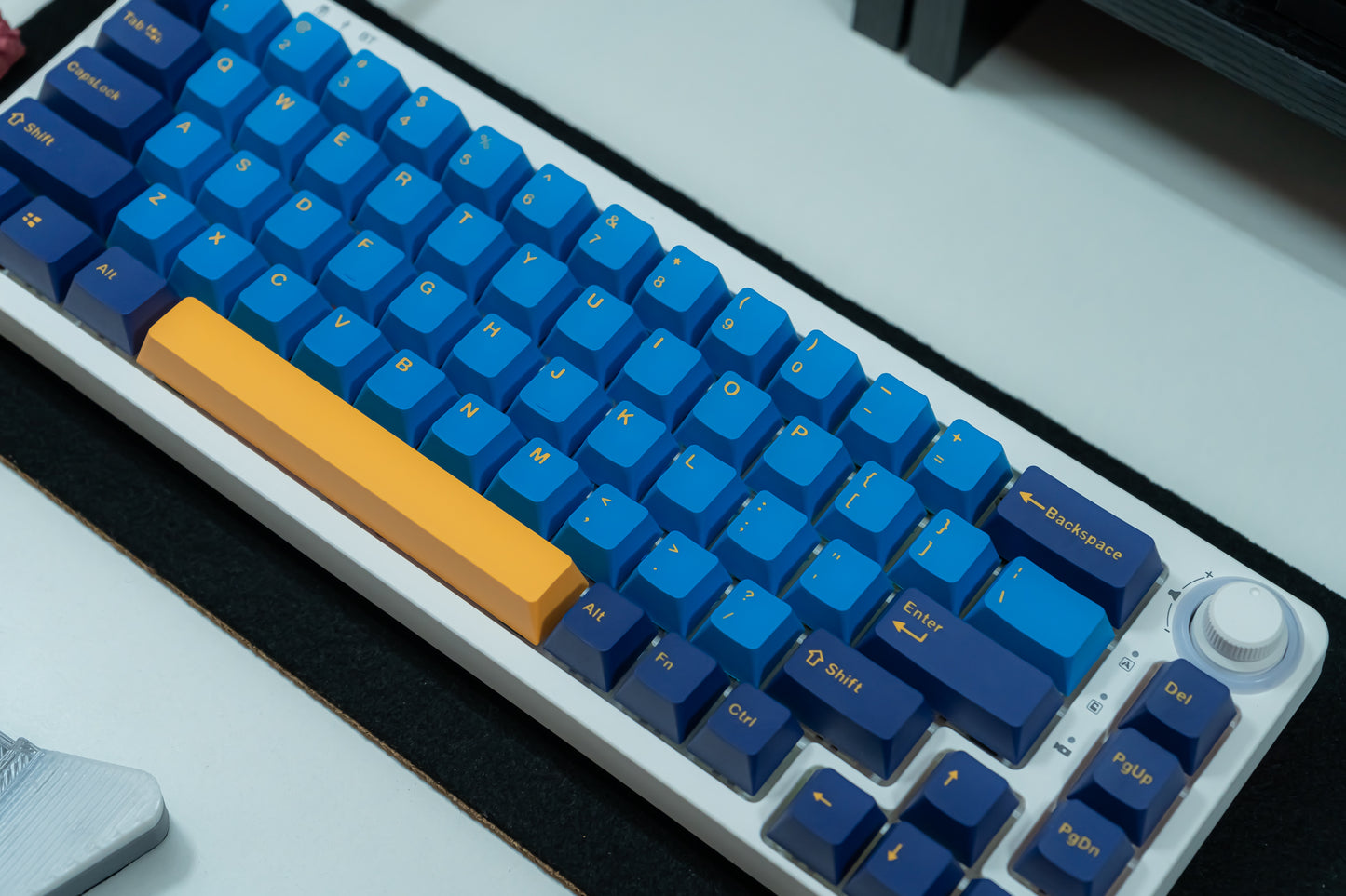 KF068 WITH PBT MACAW KEYCAPS / WIRELESS ASSEMBLED 65% HOT-SWAP MECHANICAL KEYBOARD