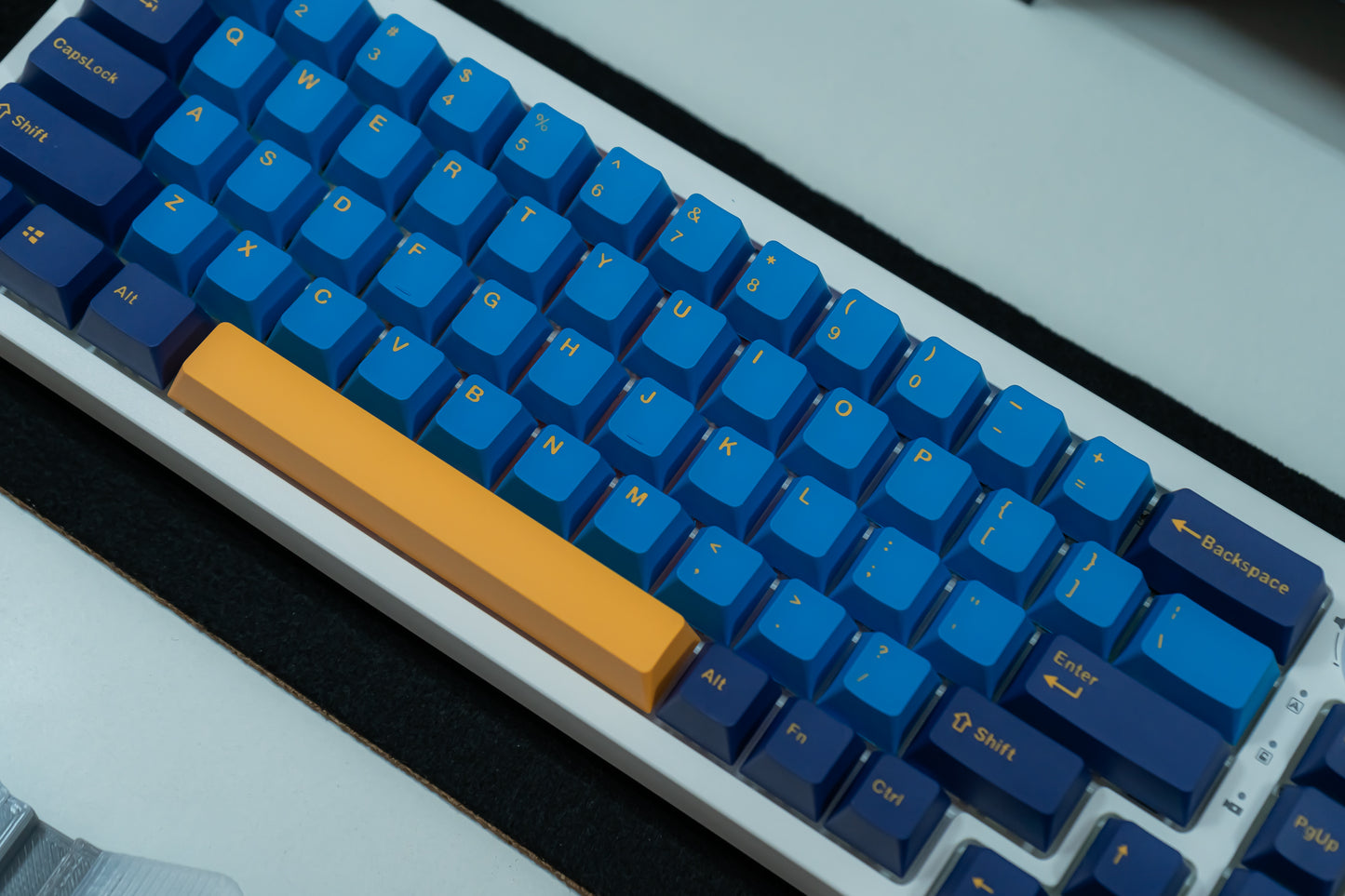 KF068 WITH PBT MACAW KEYCAPS / WIRELESS ASSEMBLED 65% HOT-SWAP MECHANICAL KEYBOARD