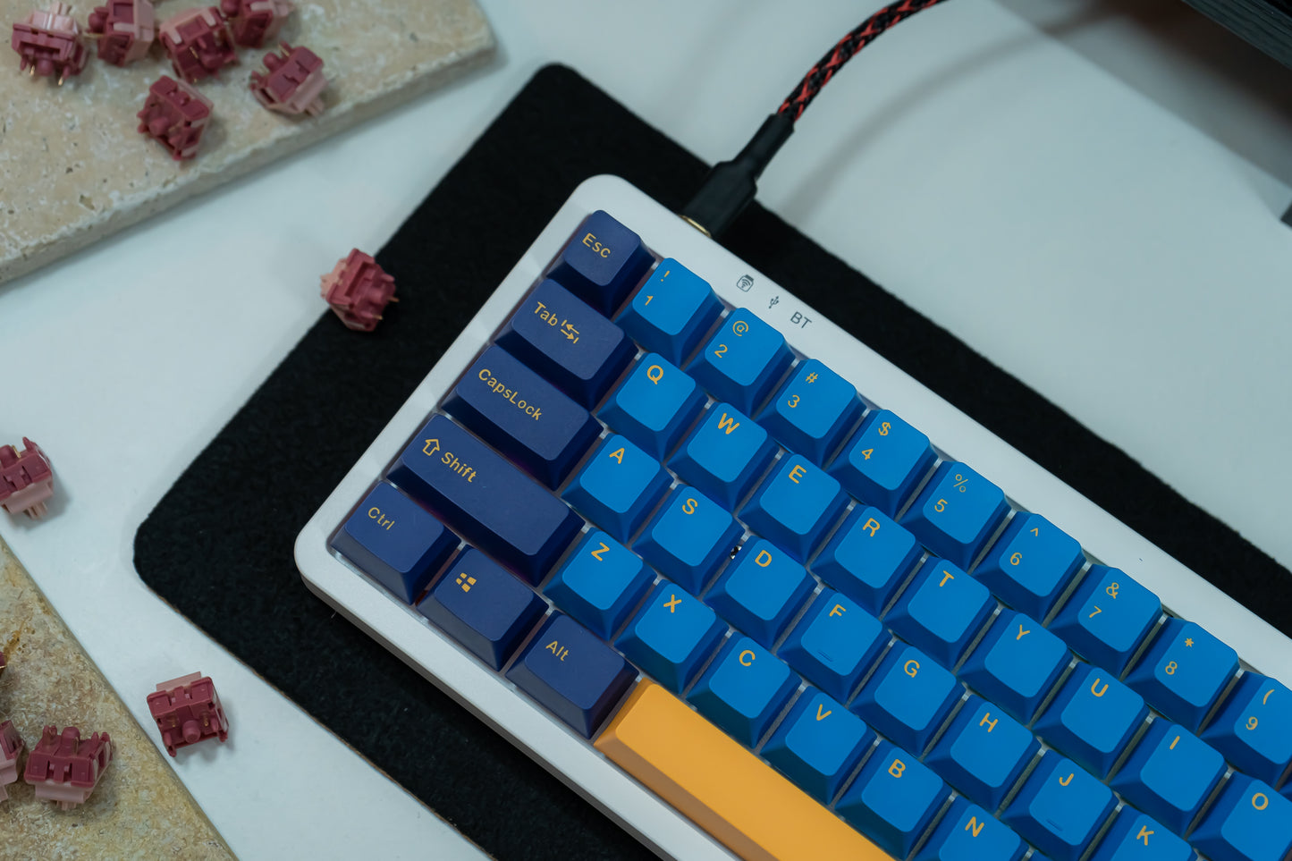 KF068 WITH PBT MACAW KEYCAPS / WIRELESS ASSEMBLED 65% HOT-SWAP MECHANICAL KEYBOARD