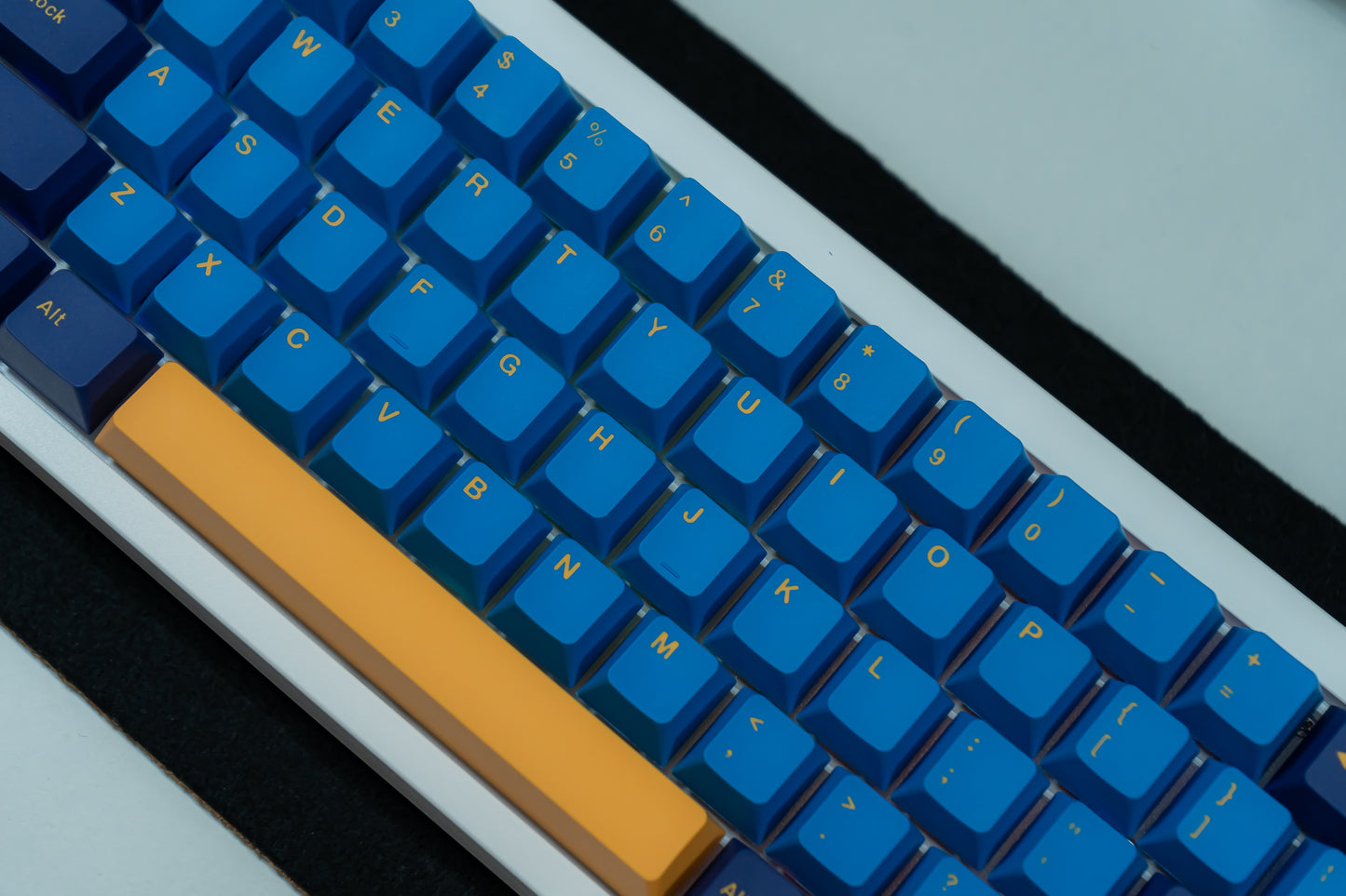 KF068 WITH PBT MACAW KEYCAPS / WIRELESS ASSEMBLED 65% HOT-SWAP MECHANICAL KEYBOARD