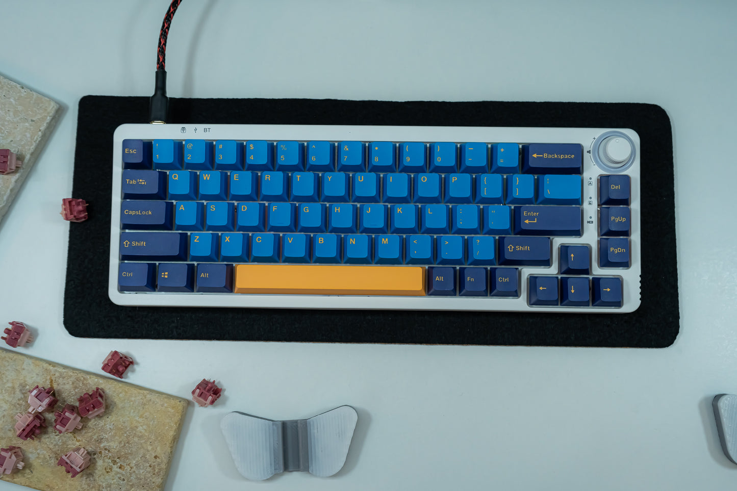 KF068 WITH PBT MACAW KEYCAPS / WIRELESS ASSEMBLED 65% HOT-SWAP MECHANICAL KEYBOARD