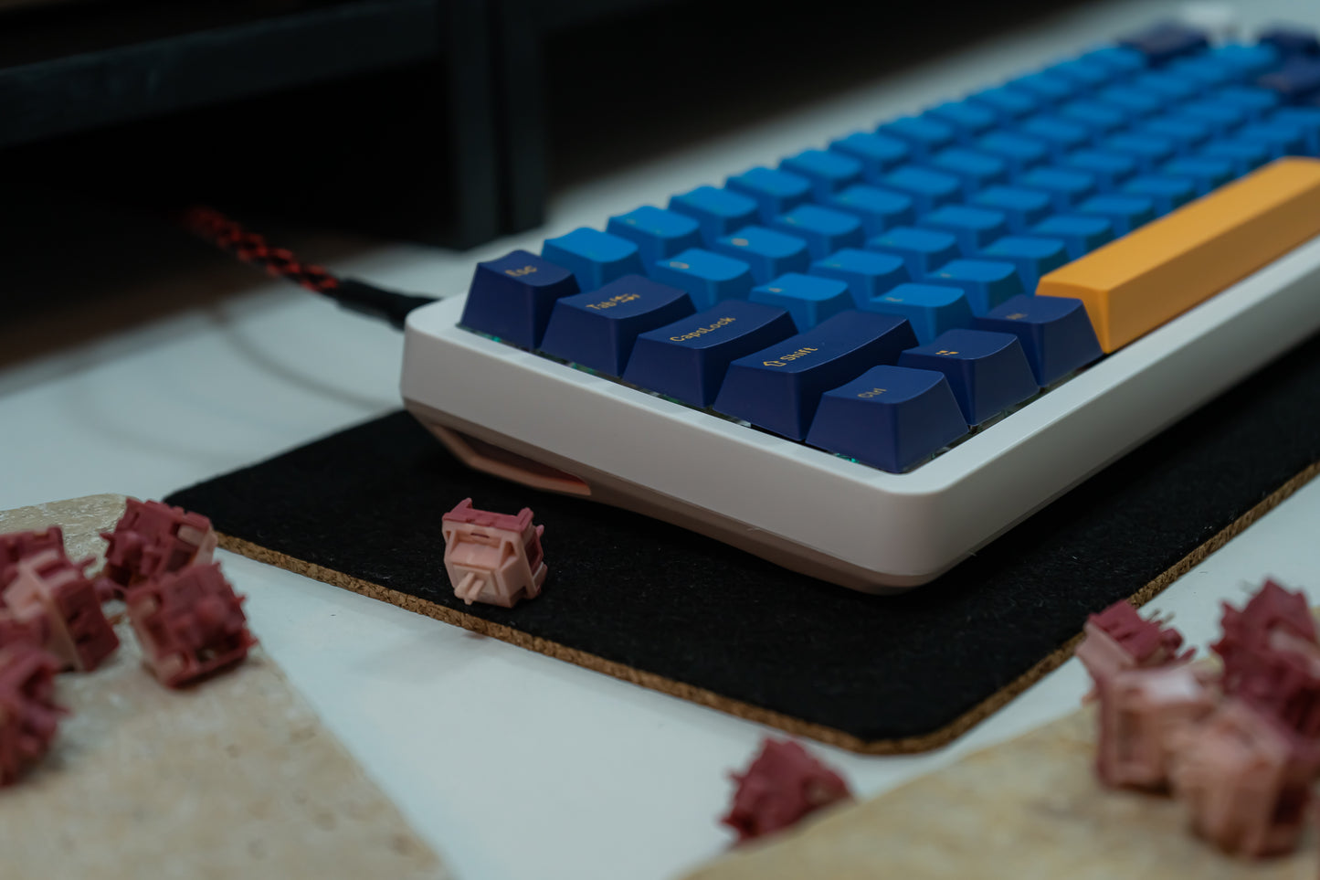 KF068 WITH PBT MACAW KEYCAPS / WIRELESS ASSEMBLED 65% HOT-SWAP MECHANICAL KEYBOARD