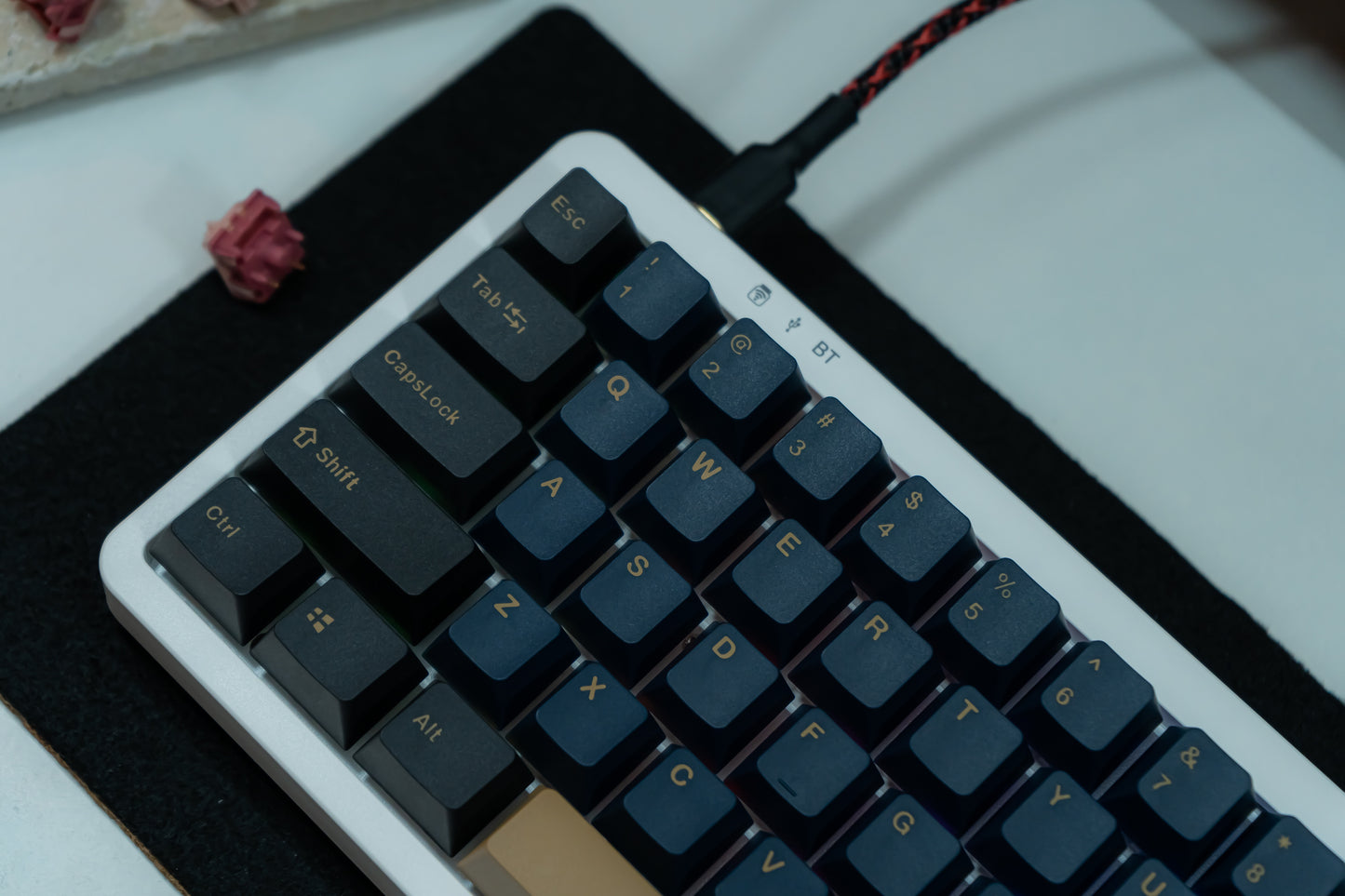 KF068 WITH PBT BLUE / RED SAMURAI KEYCAPS / WIRELESS ASSEMBLED 65% HOT-SWAP MECHANICAL KEYBOARD