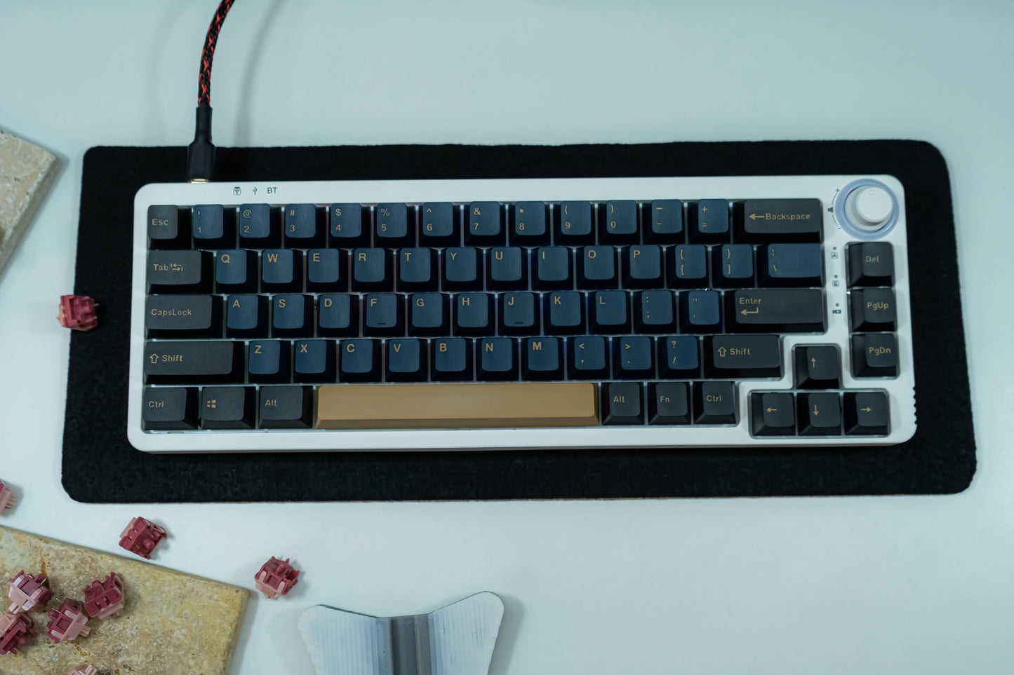 KF068 WITH PBT BLUE / RED SAMURAI KEYCAPS / WIRELESS ASSEMBLED 65% HOT-SWAP MECHANICAL KEYBOARD