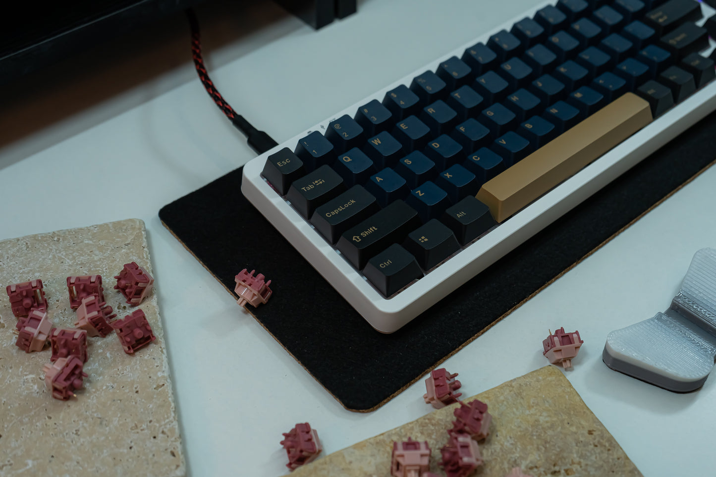 KF068 WITH PBT BLUE / RED SAMURAI KEYCAPS / WIRELESS ASSEMBLED 65% HOT-SWAP MECHANICAL KEYBOARD