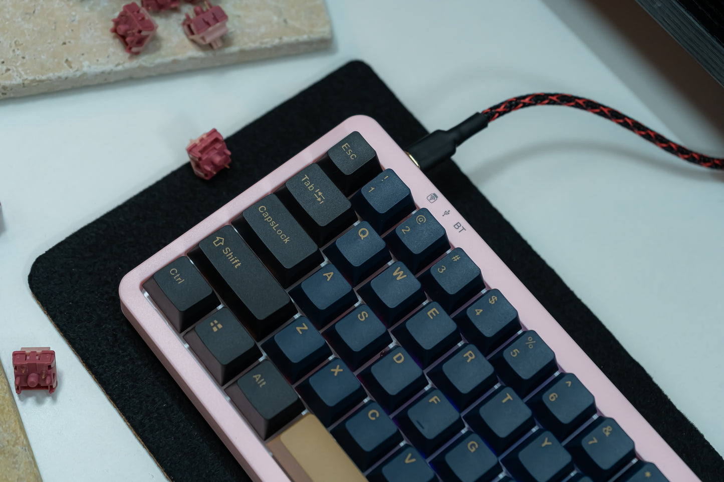 KF068 WITH PBT BLUE / RED SAMURAI KEYCAPS / WIRELESS ASSEMBLED 65% HOT-SWAP MECHANICAL KEYBOARD