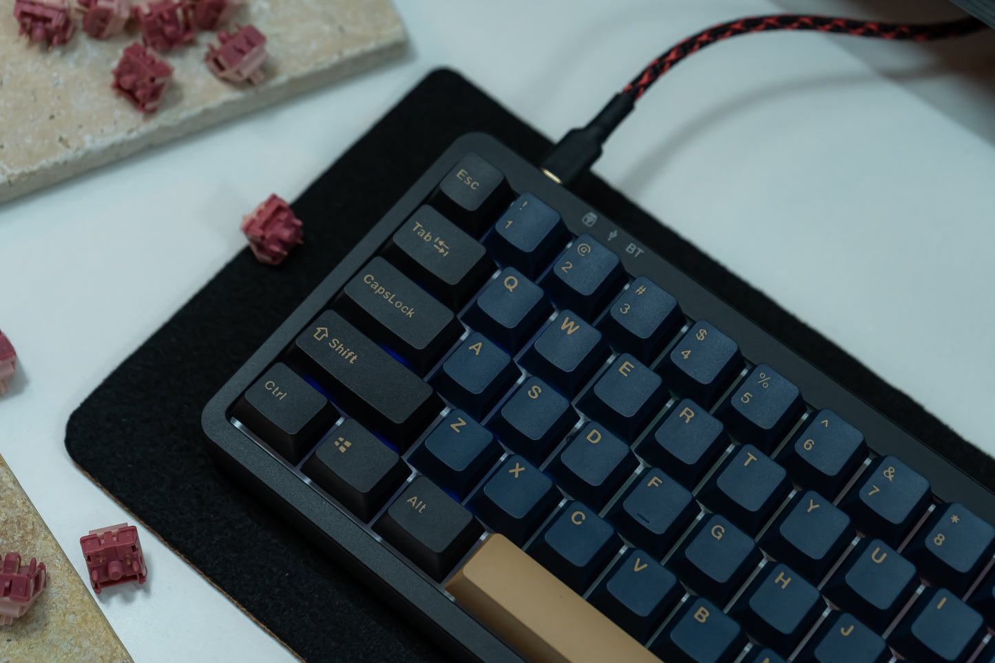 KF068 WITH PBT BLUE / RED SAMURAI KEYCAPS / WIRELESS ASSEMBLED 65% HOT-SWAP MECHANICAL KEYBOARD