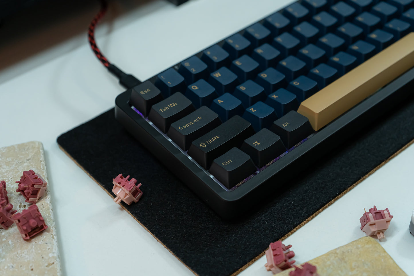 KF068 WITH PBT BLUE / RED SAMURAI KEYCAPS / WIRELESS ASSEMBLED 65% HOT-SWAP MECHANICAL KEYBOARD