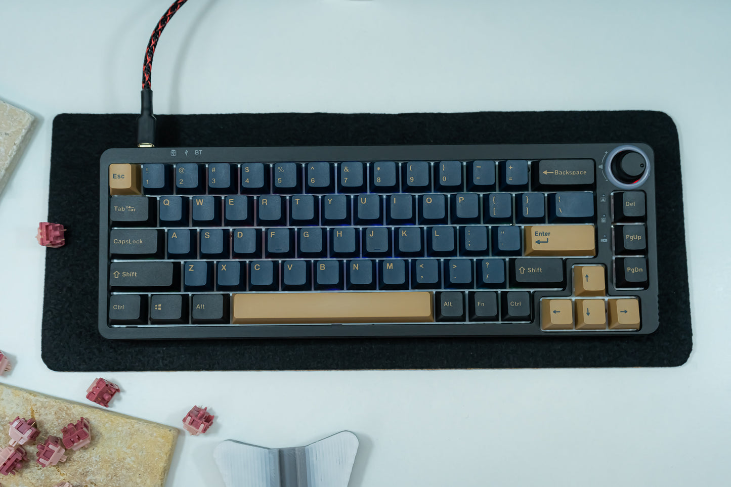 KF068 WITH PBT BLUE / RED SAMURAI KEYCAPS / WIRELESS ASSEMBLED 65% HOT-SWAP MECHANICAL KEYBOARD