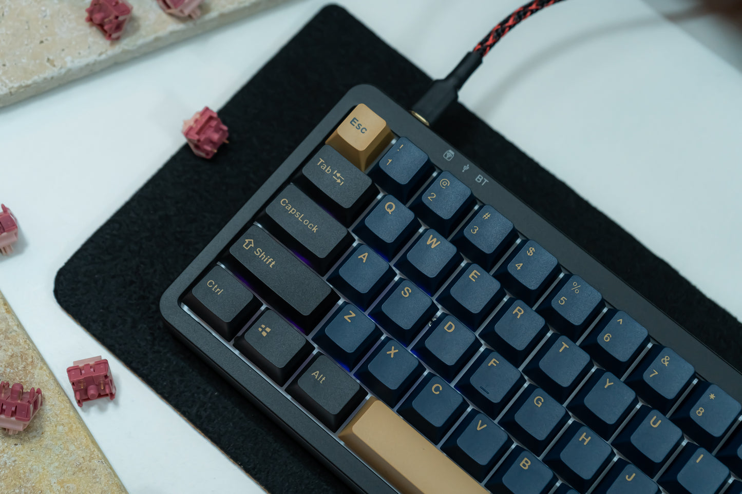 KF068 WITH PBT BLUE / RED SAMURAI KEYCAPS / WIRELESS ASSEMBLED 65% HOT-SWAP MECHANICAL KEYBOARD