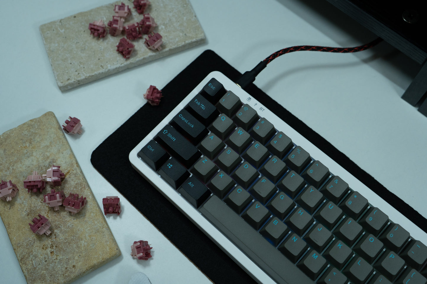 KF068 WITH PBT GRAPHITE KEYCAPS / WIRELESS ASSEMBLED 65% HOT-SWAP MECHANICAL KEYBOARD