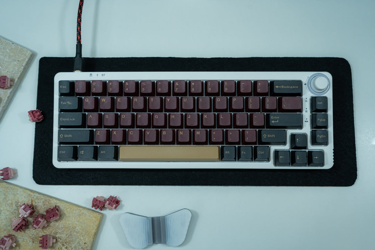 KF068 WITH PBT BLUE / RED SAMURAI KEYCAPS / WIRELESS ASSEMBLED 65% HOT-SWAP MECHANICAL KEYBOARD