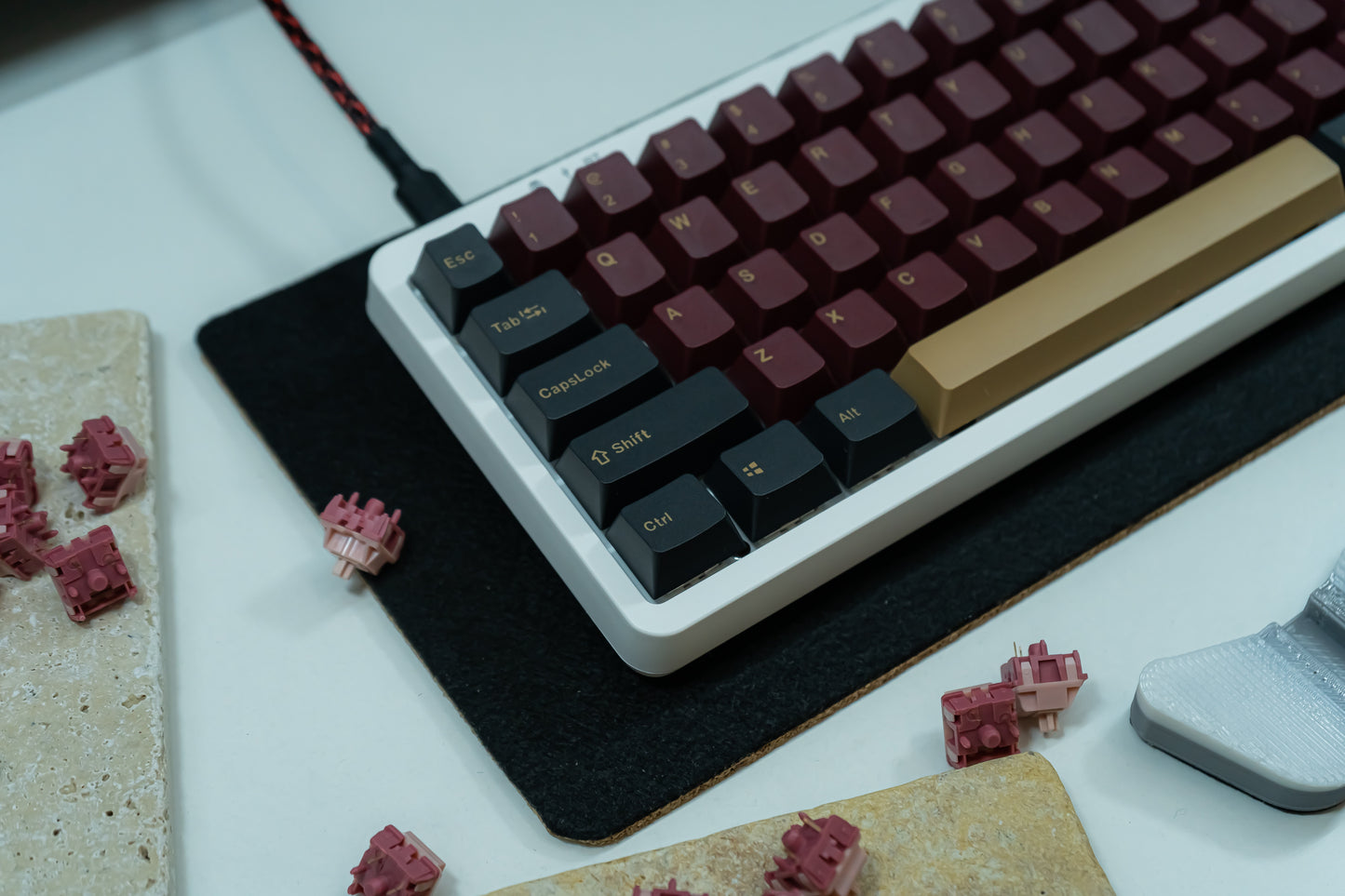 KF068 WITH PBT BLUE / RED SAMURAI KEYCAPS / WIRELESS ASSEMBLED 65% HOT-SWAP MECHANICAL KEYBOARD