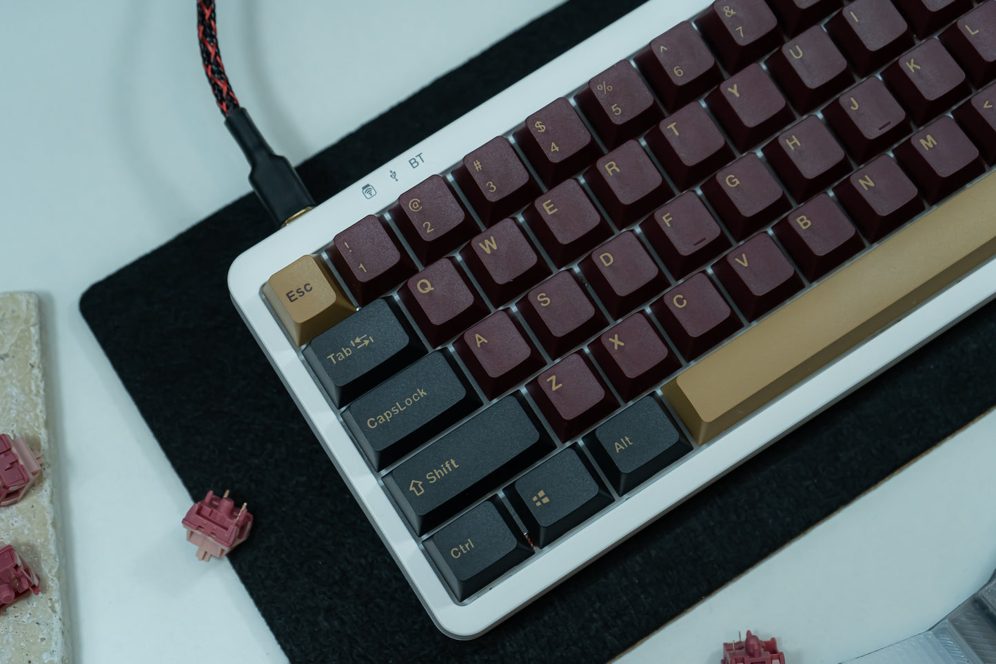 KF068 WITH PBT BLUE / RED SAMURAI KEYCAPS / WIRELESS ASSEMBLED 65% HOT-SWAP MECHANICAL KEYBOARD