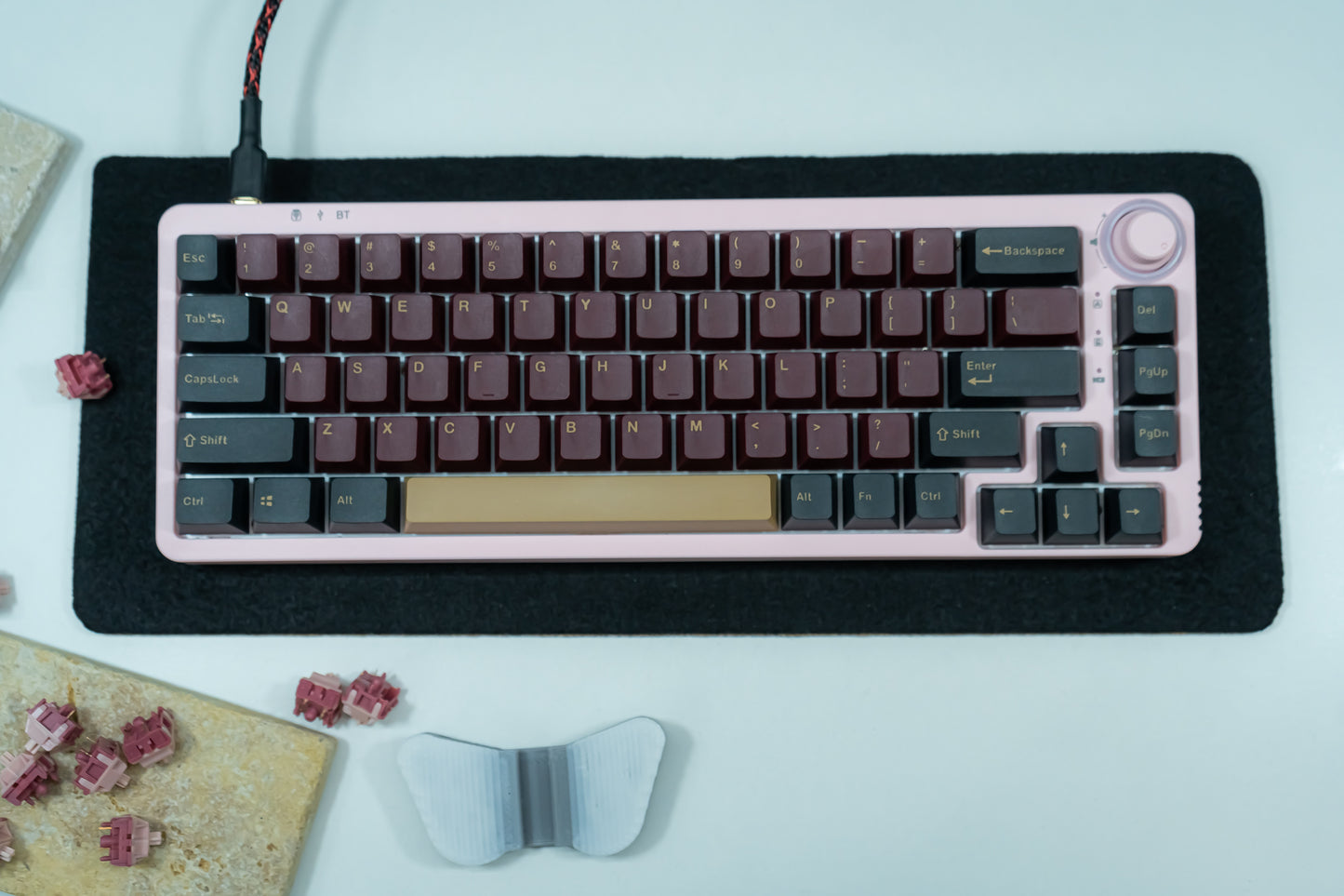 KF068 WITH PBT BLUE / RED SAMURAI KEYCAPS / WIRELESS ASSEMBLED 65% HOT-SWAP MECHANICAL KEYBOARD