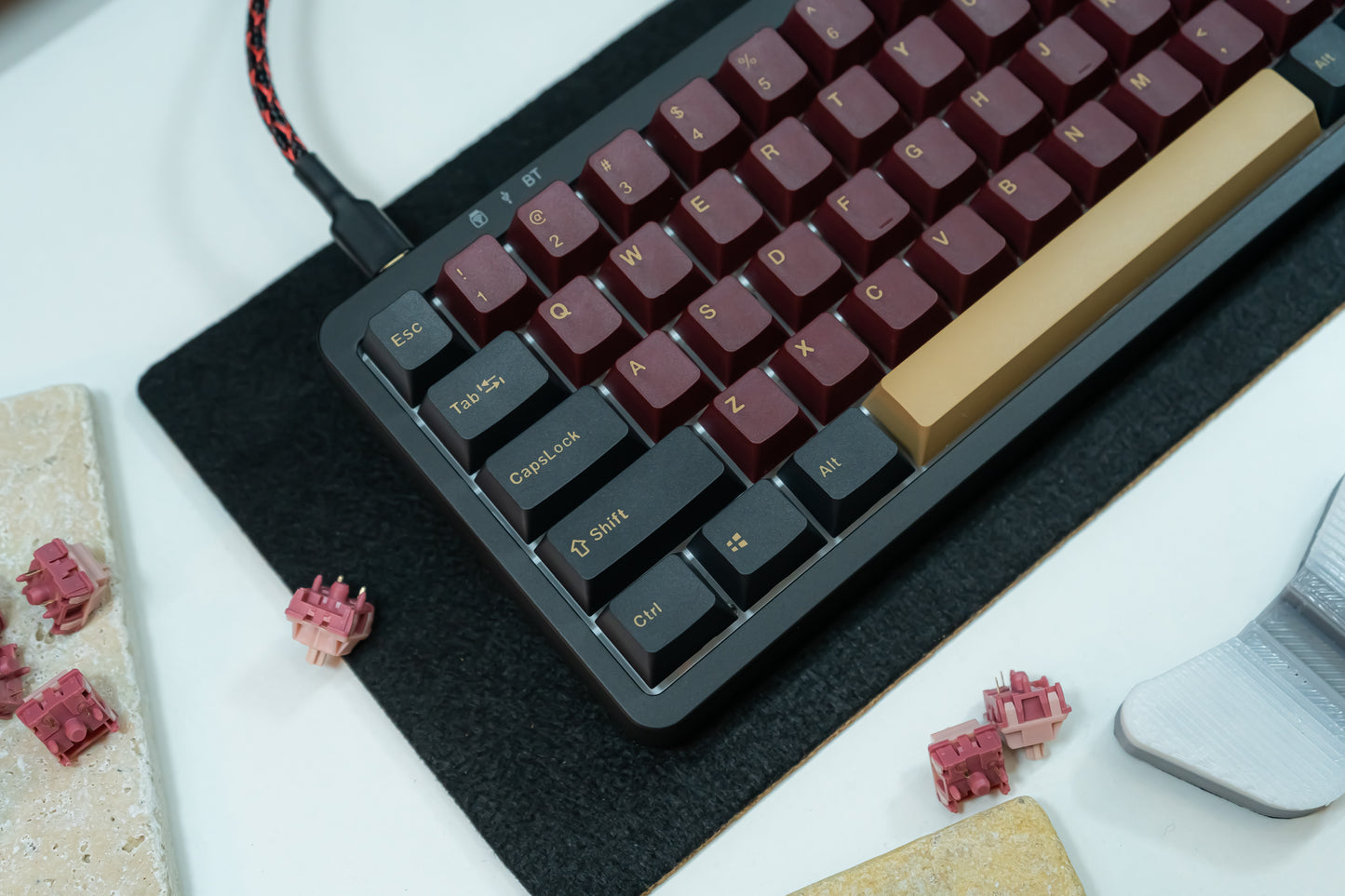 KF068 WITH PBT BLUE / RED SAMURAI KEYCAPS / WIRELESS ASSEMBLED 65% HOT-SWAP MECHANICAL KEYBOARD