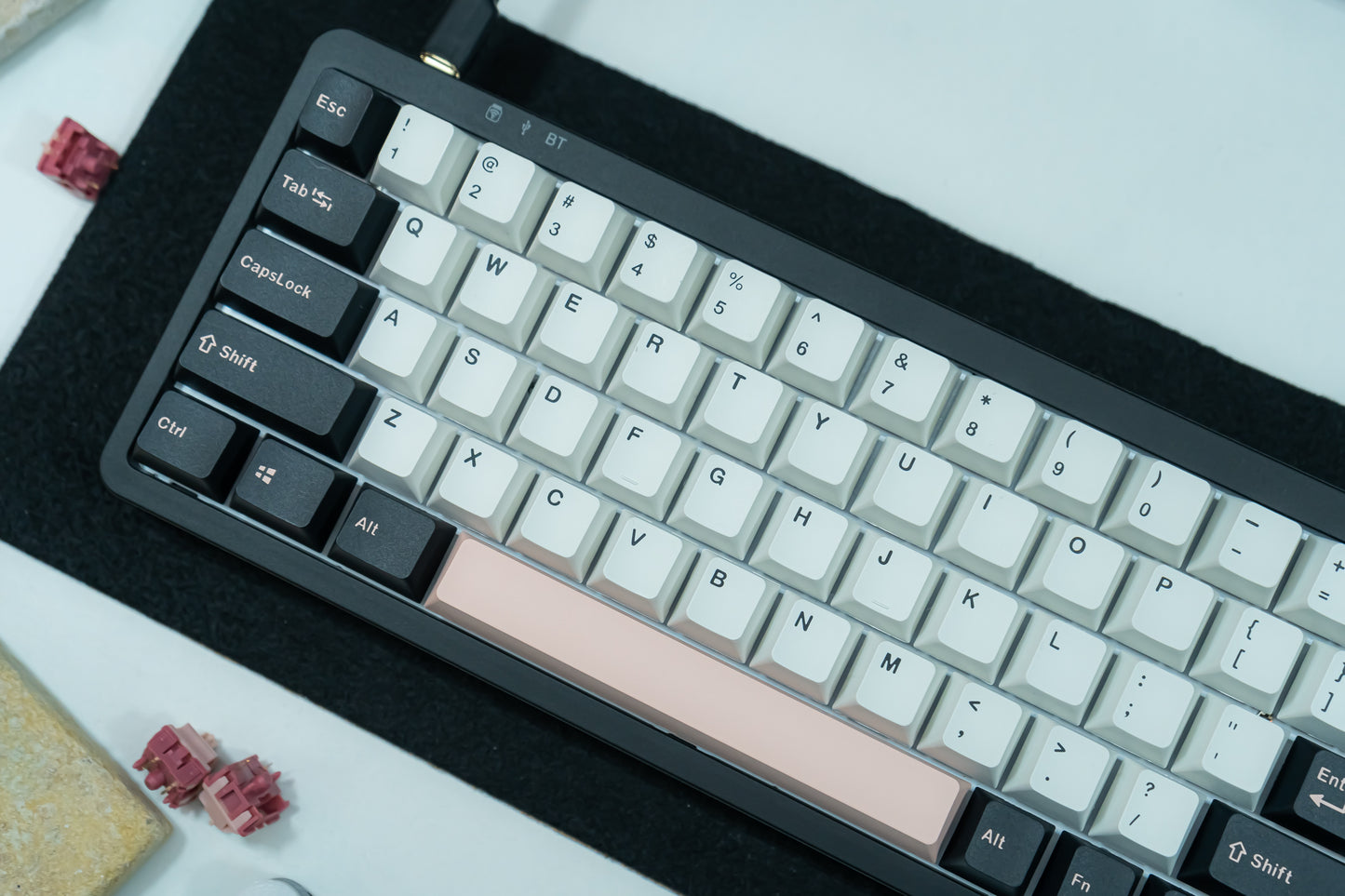 KF068 WITH PBT OLIVIA KEYCAPS / WIRELESS ASSEMBLED 65% HOT-SWAP MECHANICAL KEYBOARD