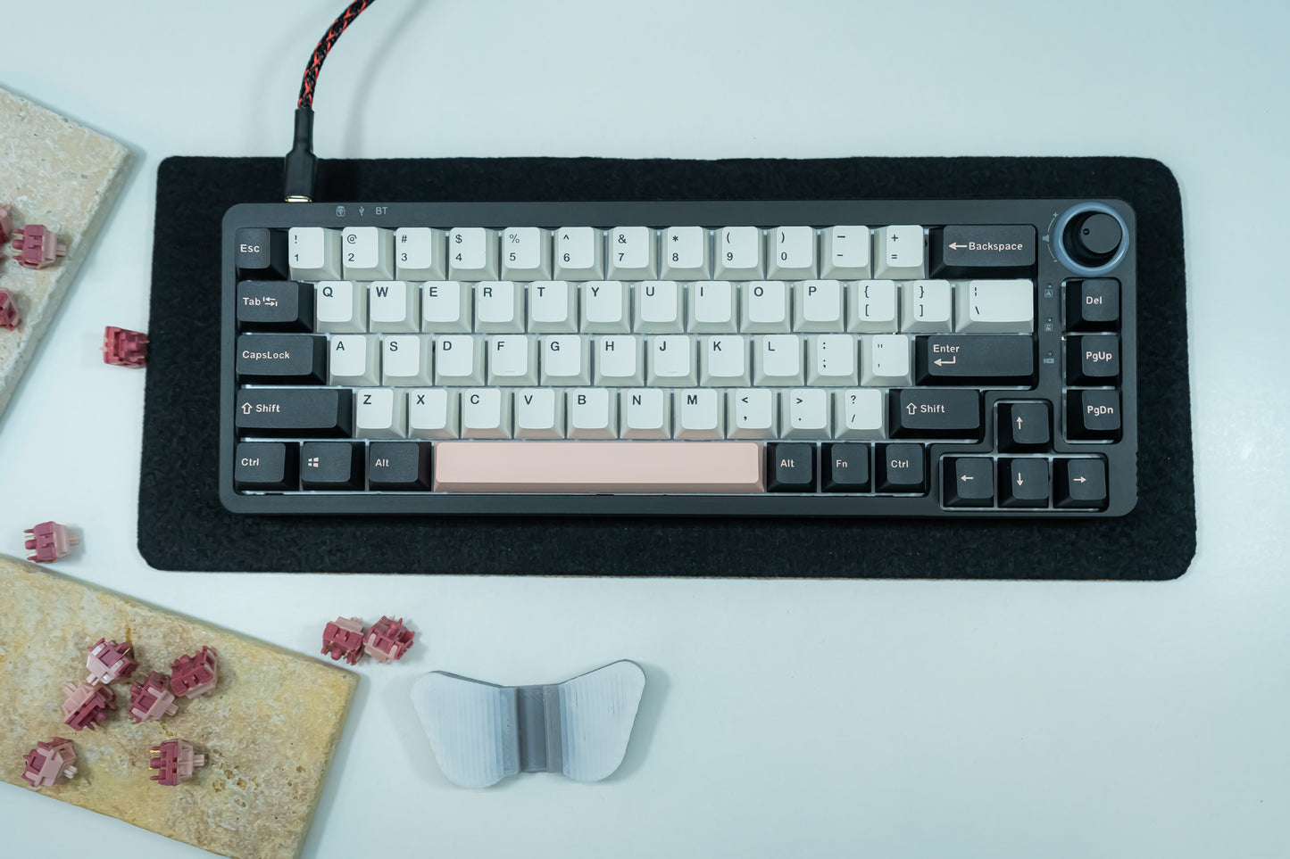 KF068 WITH PBT OLIVIA KEYCAPS / WIRELESS ASSEMBLED 65% HOT-SWAP MECHANICAL KEYBOARD