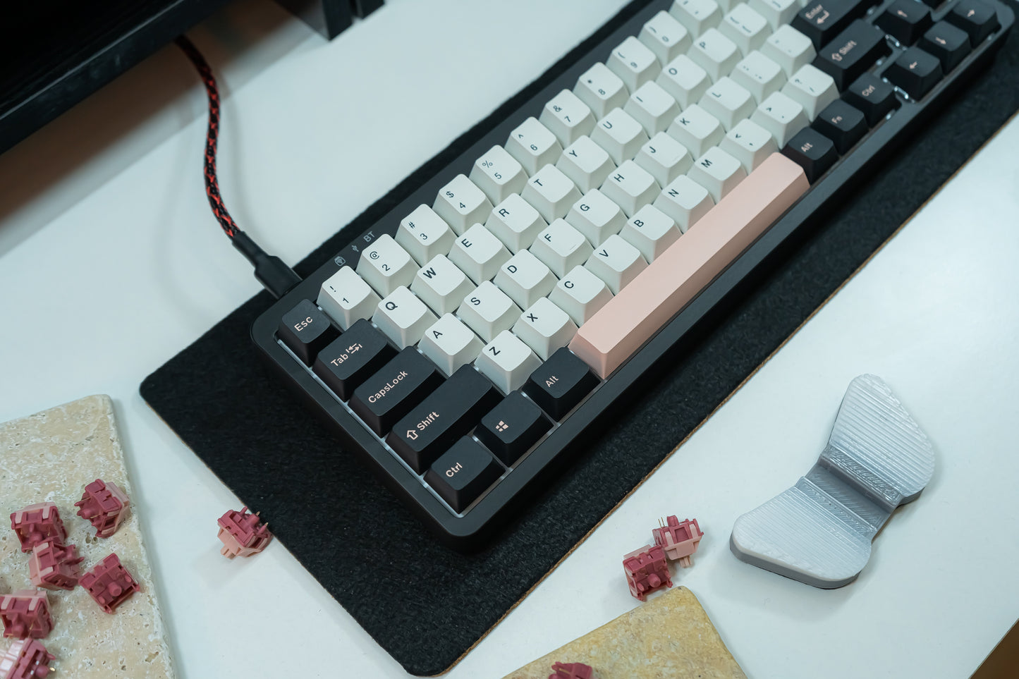 KF068 WITH PBT OLIVIA KEYCAPS / WIRELESS ASSEMBLED 65% HOT-SWAP MECHANICAL KEYBOARD