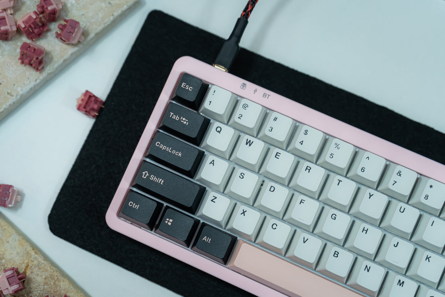 KF068 WITH PBT OLIVIA KEYCAPS / WIRELESS ASSEMBLED 65% HOT-SWAP MECHANICAL KEYBOARD