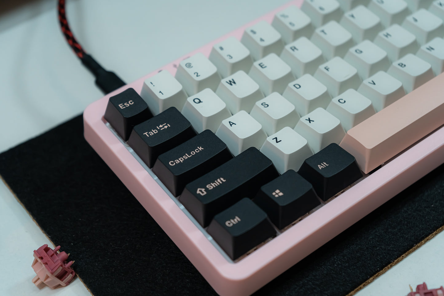 KF068 WITH PBT OLIVIA KEYCAPS / WIRELESS ASSEMBLED 65% HOT-SWAP MECHANICAL KEYBOARD