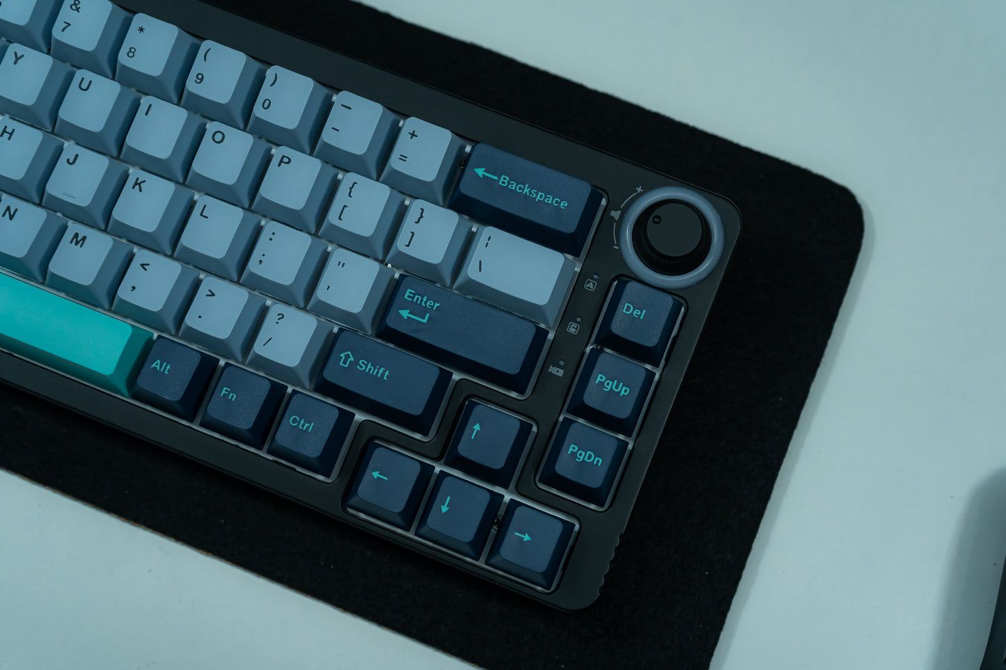 KF068 WITH PBT HAMMERHEAD KEYCAPS / WIRELESS ASSEMBLED 65% HOT-SWAP MECHANICAL KEYBOARD