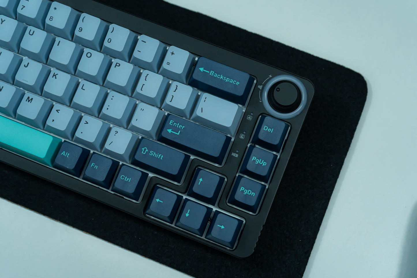 KF068 WITH PBT HAMMERHEAD KEYCAPS / WIRELESS ASSEMBLED 65% HOT-SWAP MECHANICAL KEYBOARD