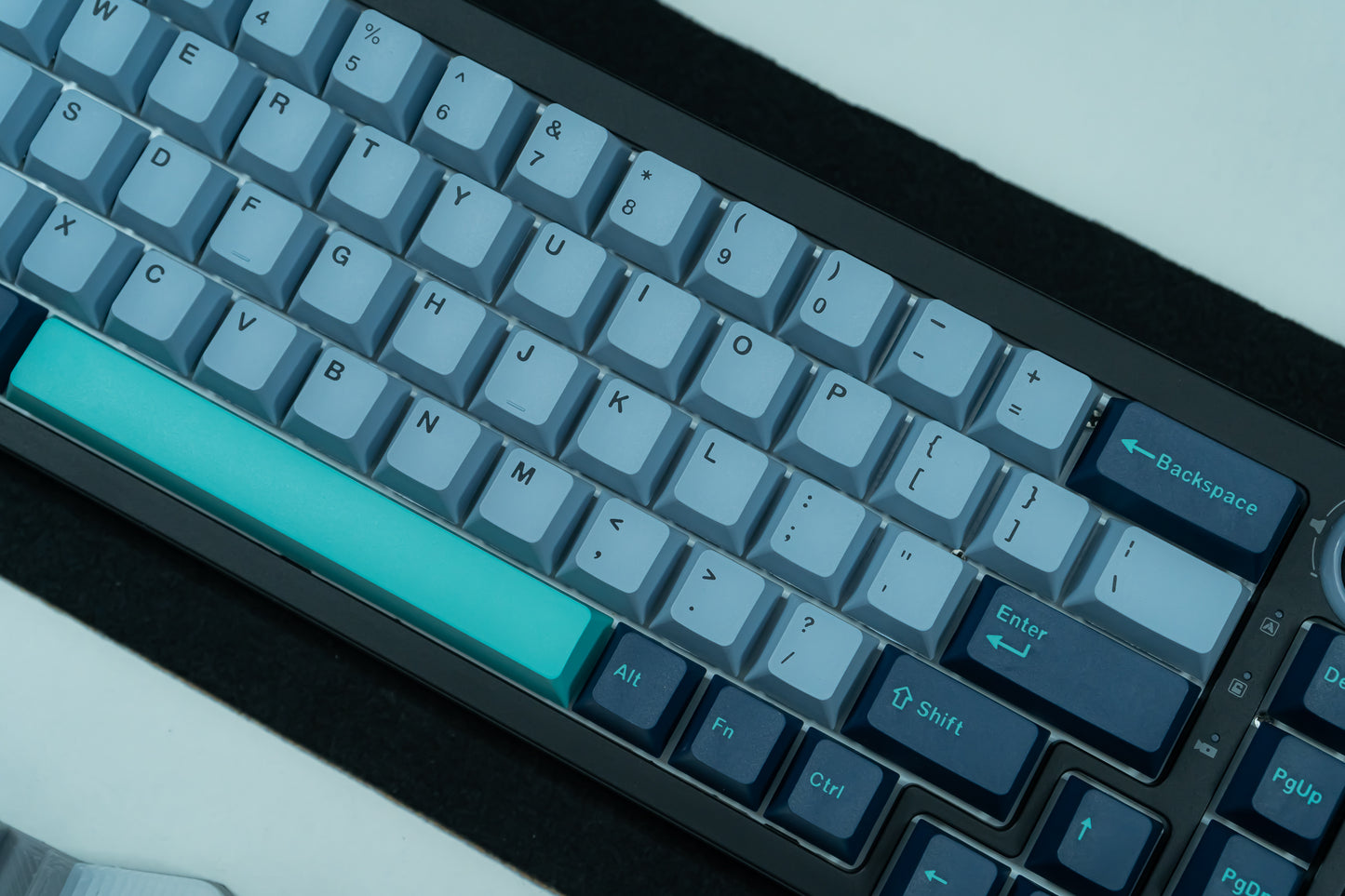 KF068 WITH PBT HAMMERHEAD KEYCAPS / WIRELESS ASSEMBLED 65% HOT-SWAP MECHANICAL KEYBOARD