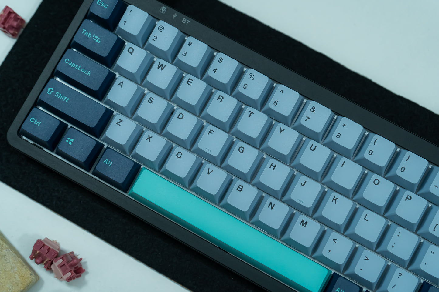 KF068 WITH PBT HAMMERHEAD KEYCAPS / WIRELESS ASSEMBLED 65% HOT-SWAP MECHANICAL KEYBOARD