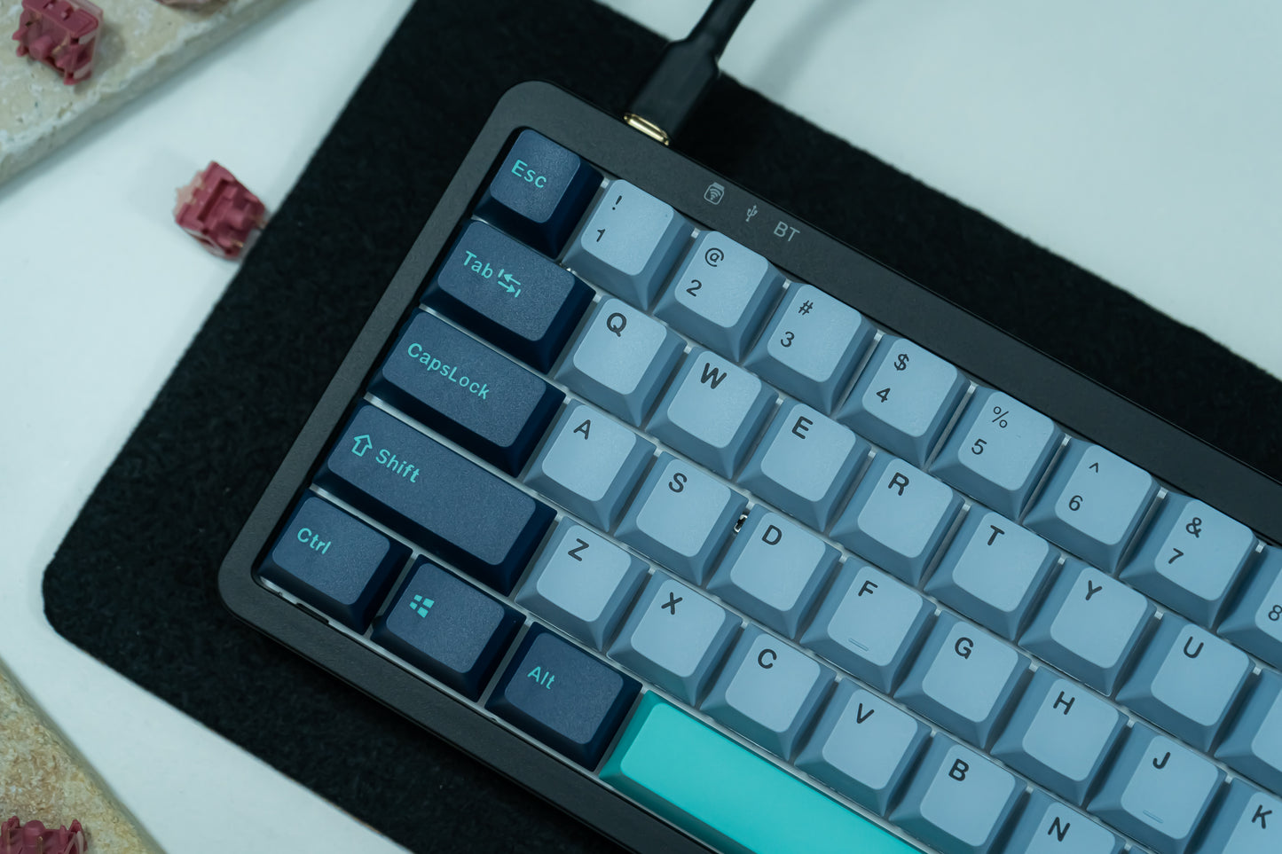 KF068 WITH PBT HAMMERHEAD KEYCAPS / WIRELESS ASSEMBLED 65% HOT-SWAP MECHANICAL KEYBOARD