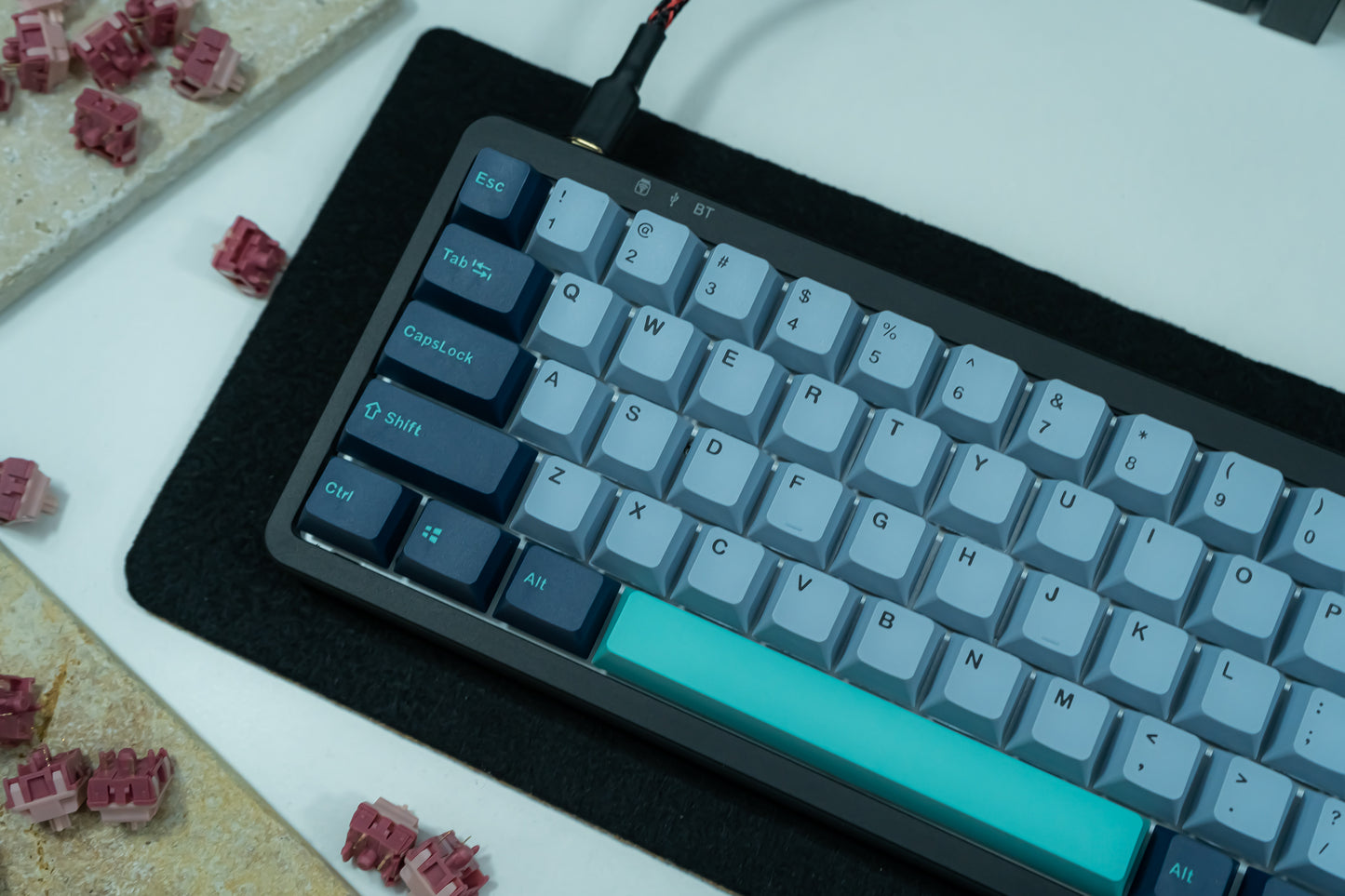 KF068 WITH PBT HAMMERHEAD KEYCAPS / WIRELESS ASSEMBLED 65% HOT-SWAP MECHANICAL KEYBOARD