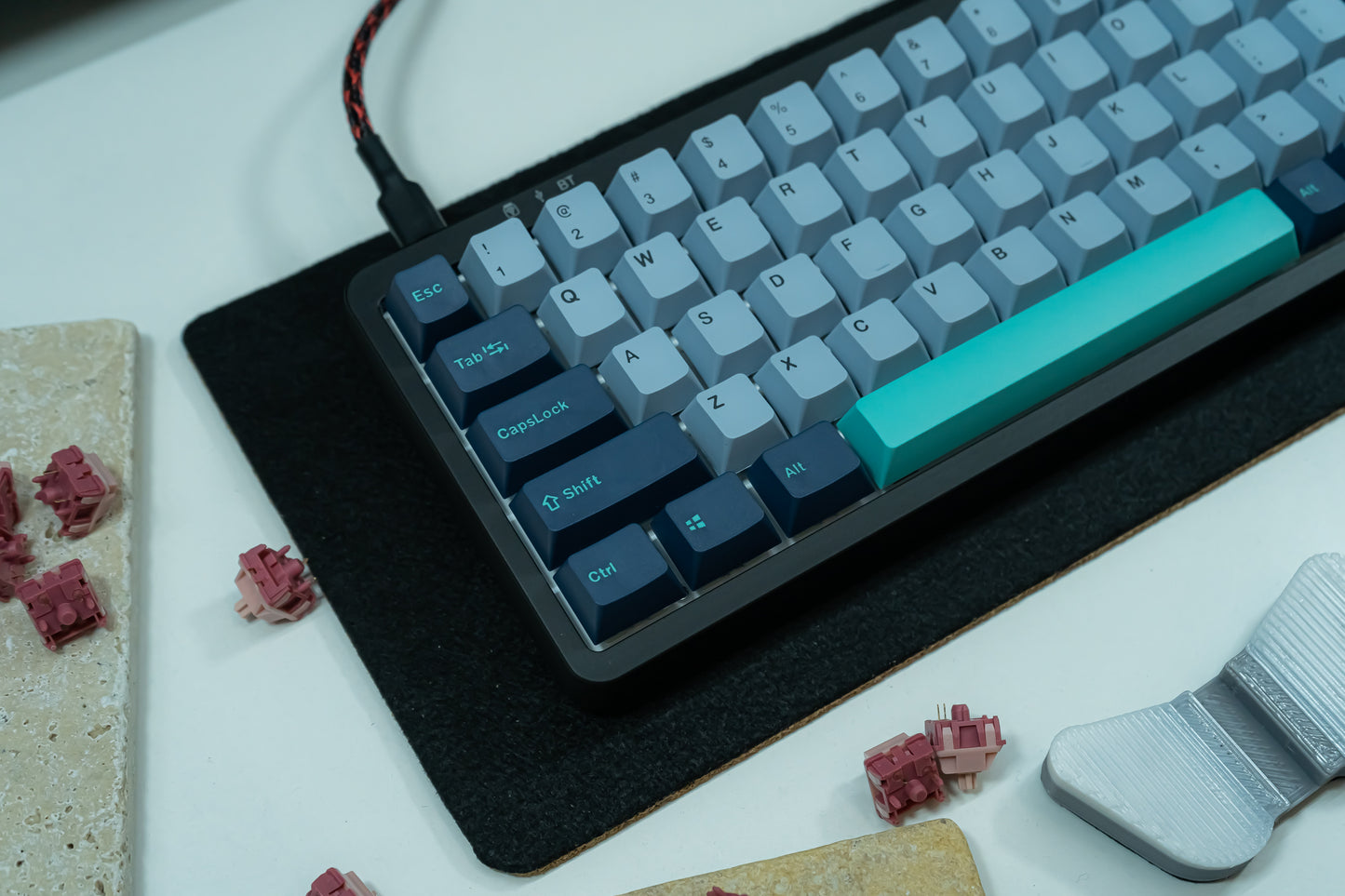 KF068 WITH PBT HAMMERHEAD KEYCAPS / WIRELESS ASSEMBLED 65% HOT-SWAP MECHANICAL KEYBOARD