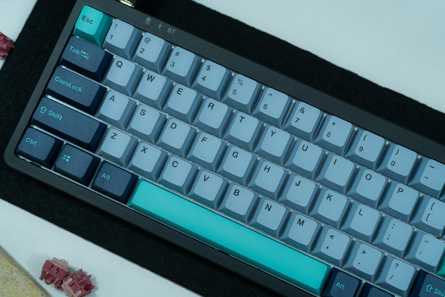 KF068 WITH PBT HAMMERHEAD KEYCAPS / WIRELESS ASSEMBLED 65% HOT-SWAP MECHANICAL KEYBOARD