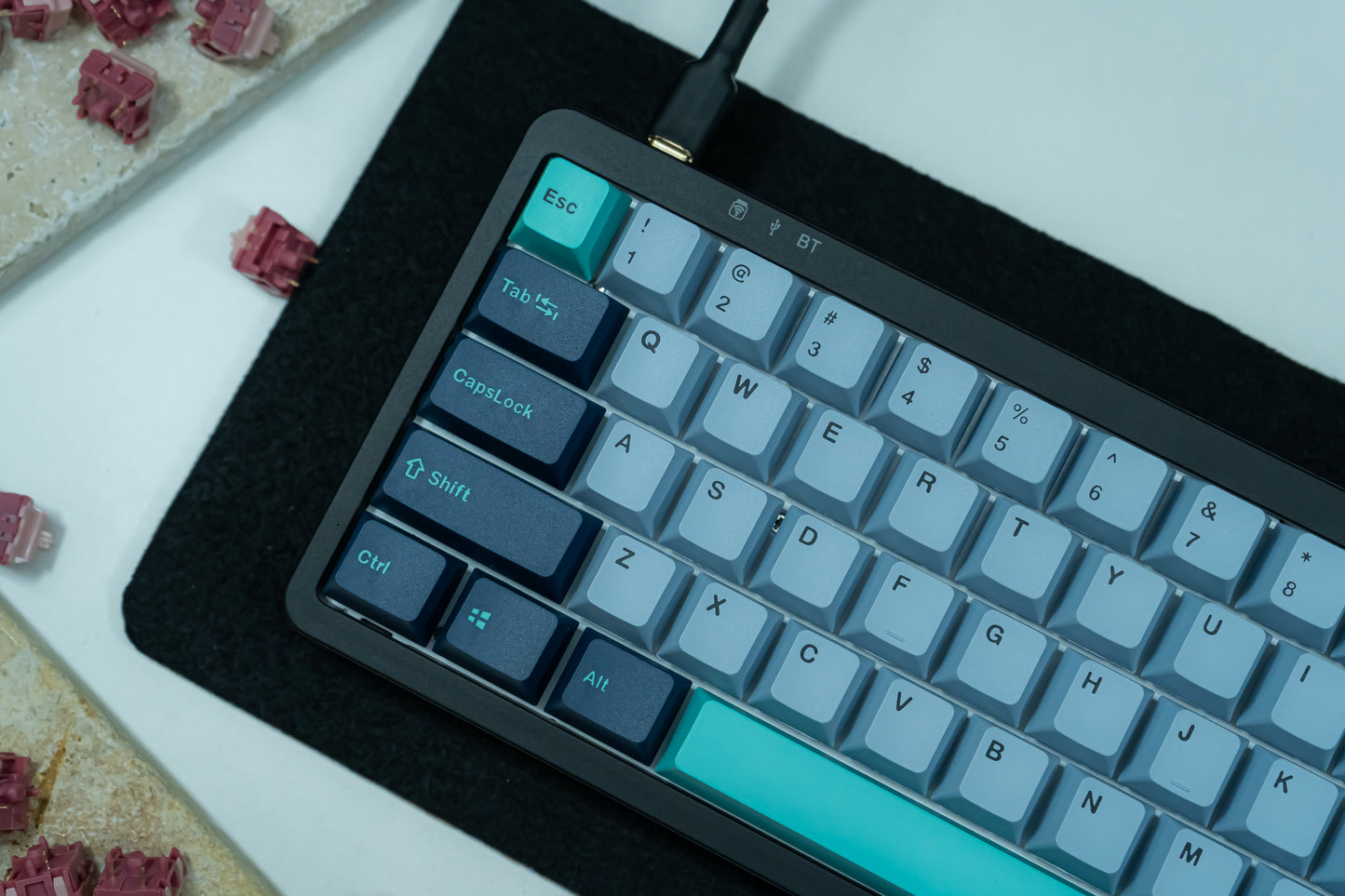 KF068 WITH PBT HAMMERHEAD KEYCAPS / WIRELESS ASSEMBLED 65% HOT-SWAP MECHANICAL KEYBOARD