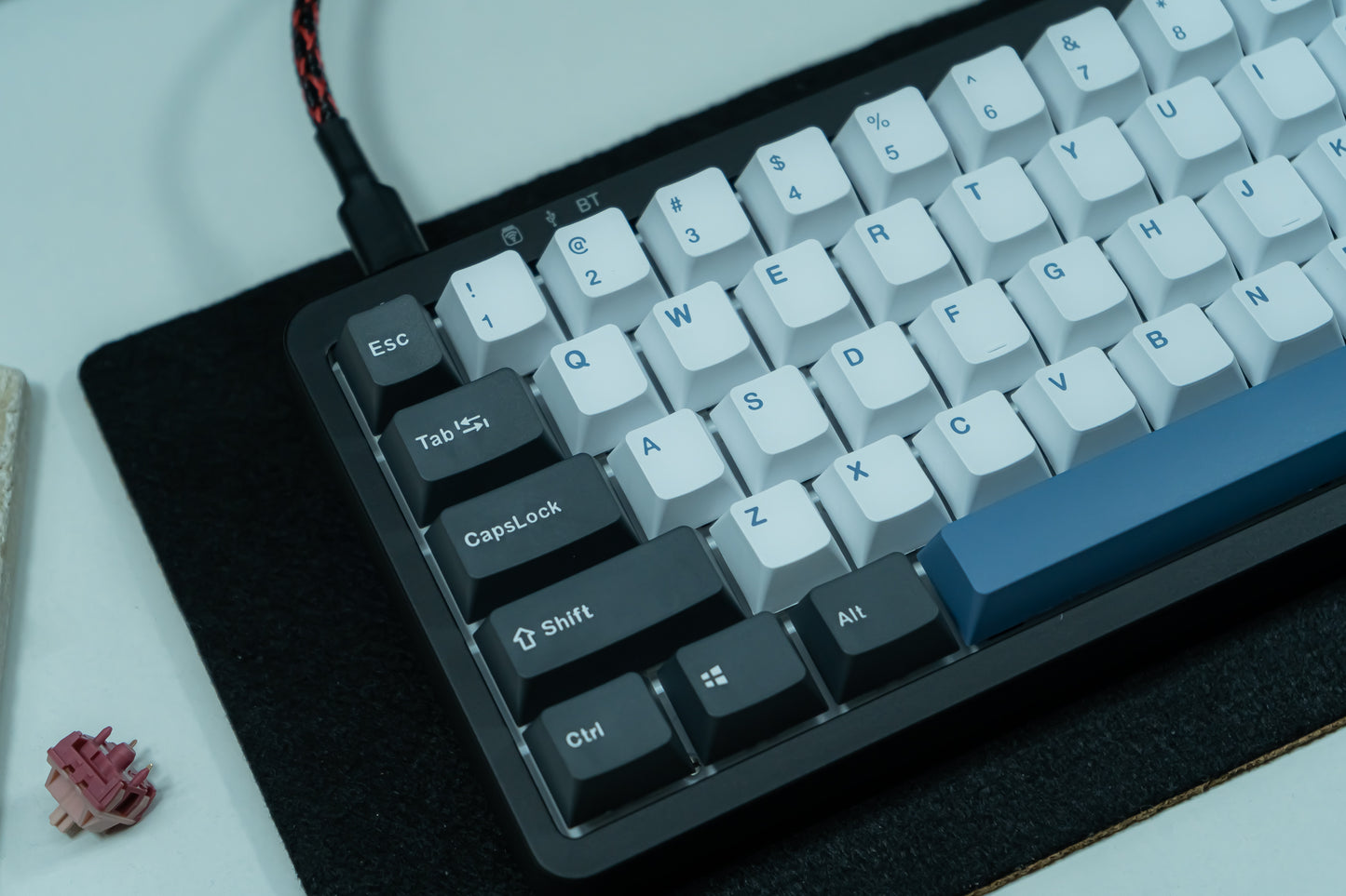 KF068 WITH PBT ARTIC KEYCAPS / WIRELESS ASSEMBLED 65% HOT-SWAP MECHANICAL KEYBOARD