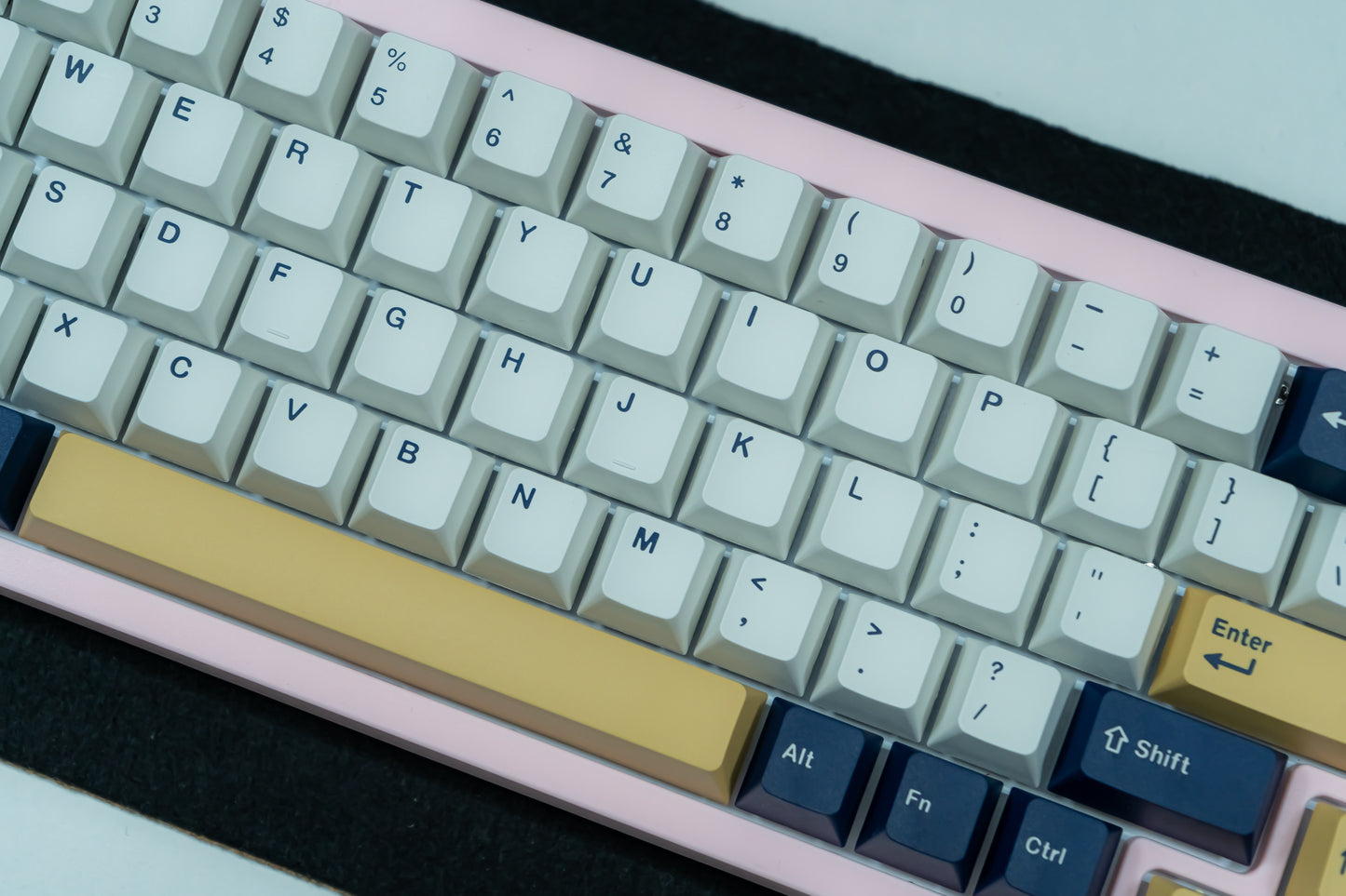 KF068 WITH PBT RUDY KEYCAPS / WIRELESS ASSEMBLED 65% HOT-SWAP MECHANICAL KEYBOARD