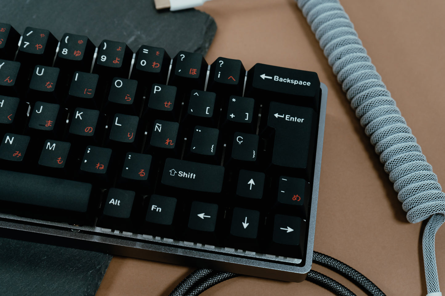 DE64 / ALUMINIUM CASE WITH JAPANESE WOB ISO ES / ASSEMBLED 60% MECHANICAL KEYBOARD