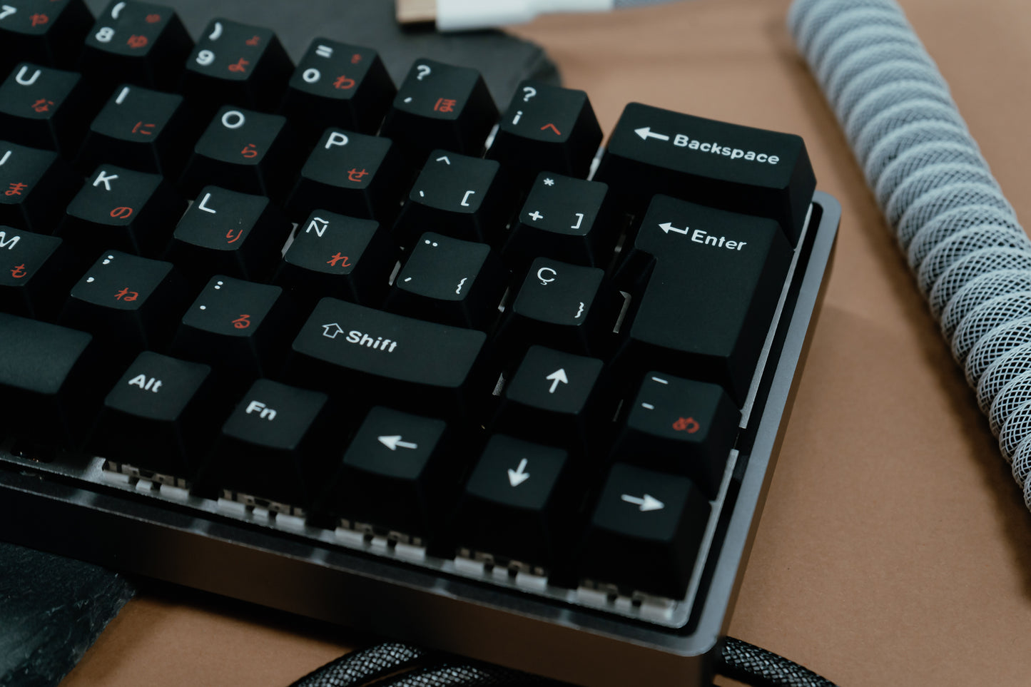 DE64 / ALUMINIUM CASE WITH JAPANESE WOB ISO ES / ASSEMBLED 60% MECHANICAL KEYBOARD