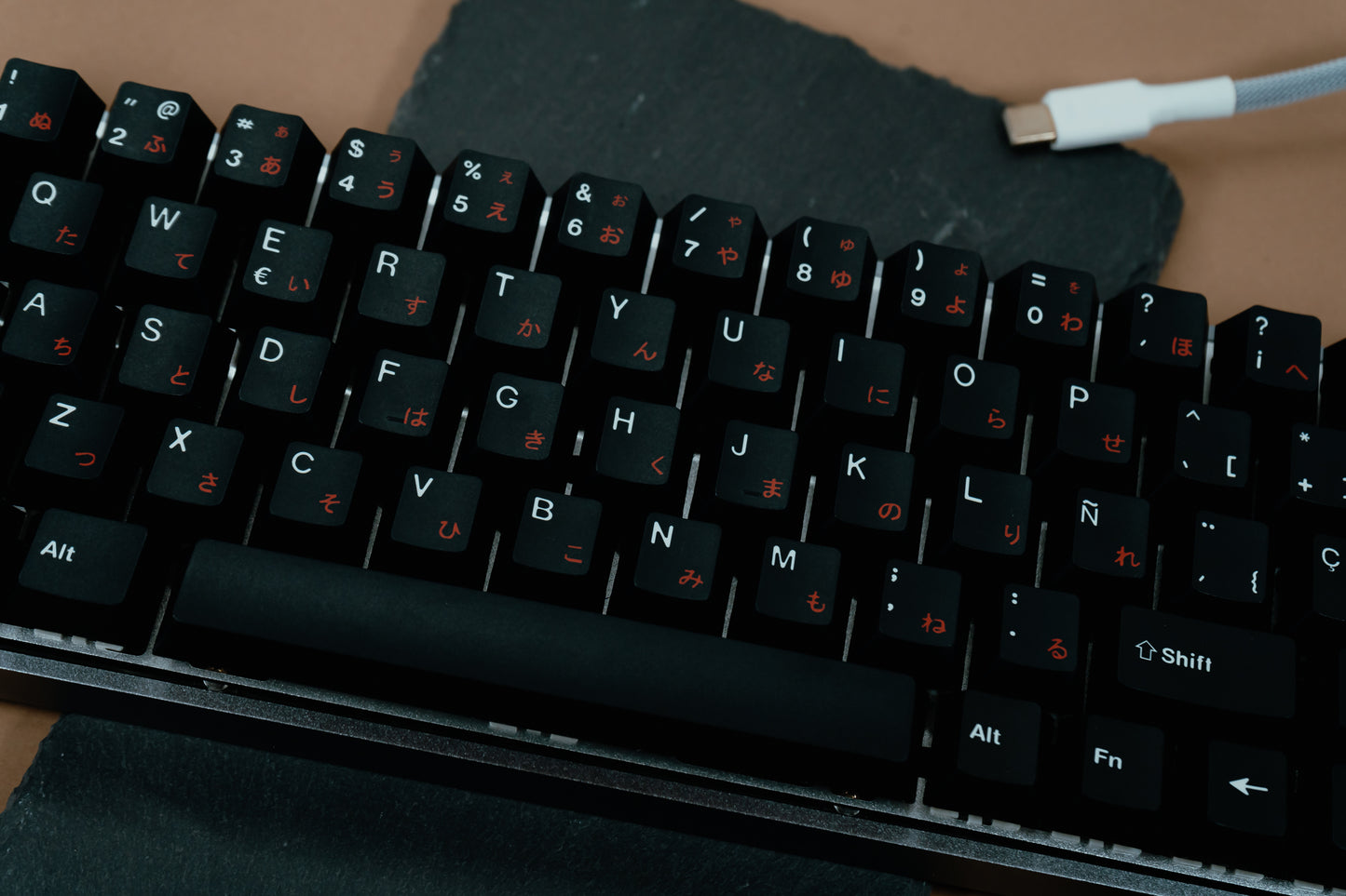 DE64 / ALUMINIUM CASE WITH JAPANESE WOB ISO ES / ASSEMBLED 60% MECHANICAL KEYBOARD