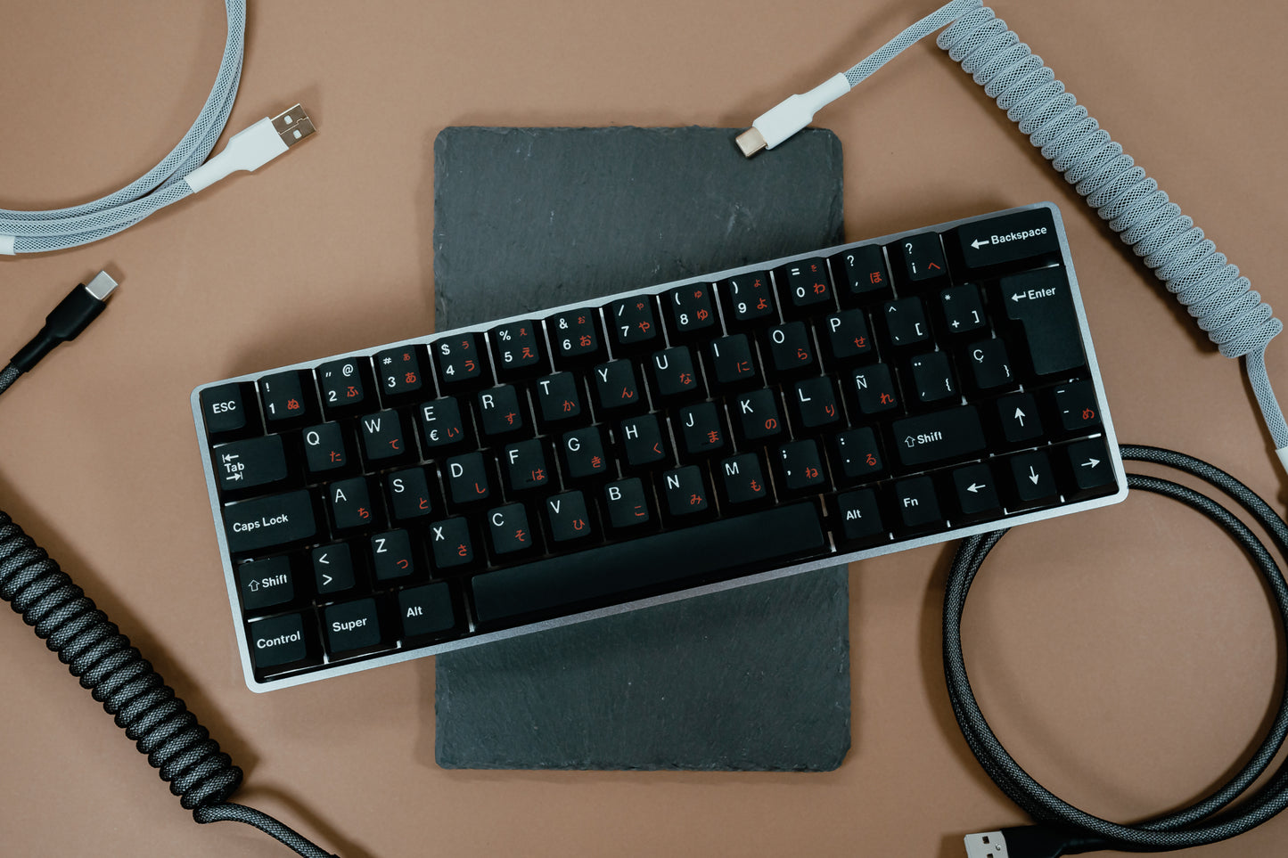 DE64 / ALUMINIUM CASE WITH JAPANESE WOB ISO ES / ASSEMBLED 60% MECHANICAL KEYBOARD