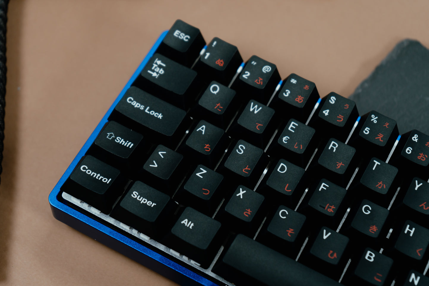 DE64 / ALUMINIUM CASE WITH JAPANESE WOB ISO ES / ASSEMBLED 60% MECHANICAL KEYBOARD