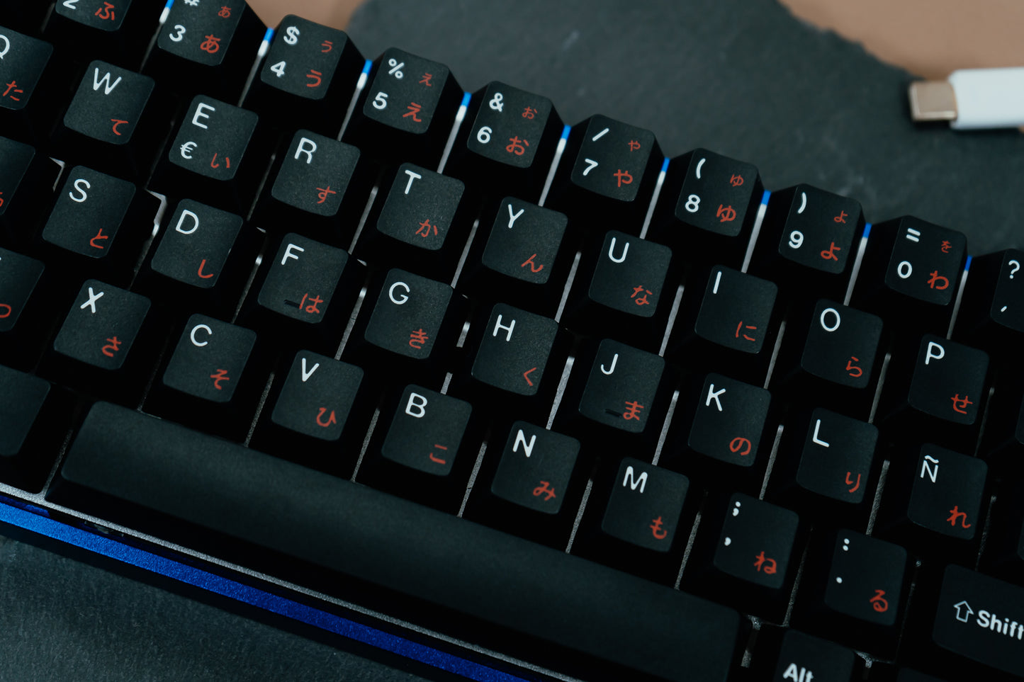 DE64 / ALUMINIUM CASE WITH JAPANESE WOB ISO ES / ASSEMBLED 60% MECHANICAL KEYBOARD